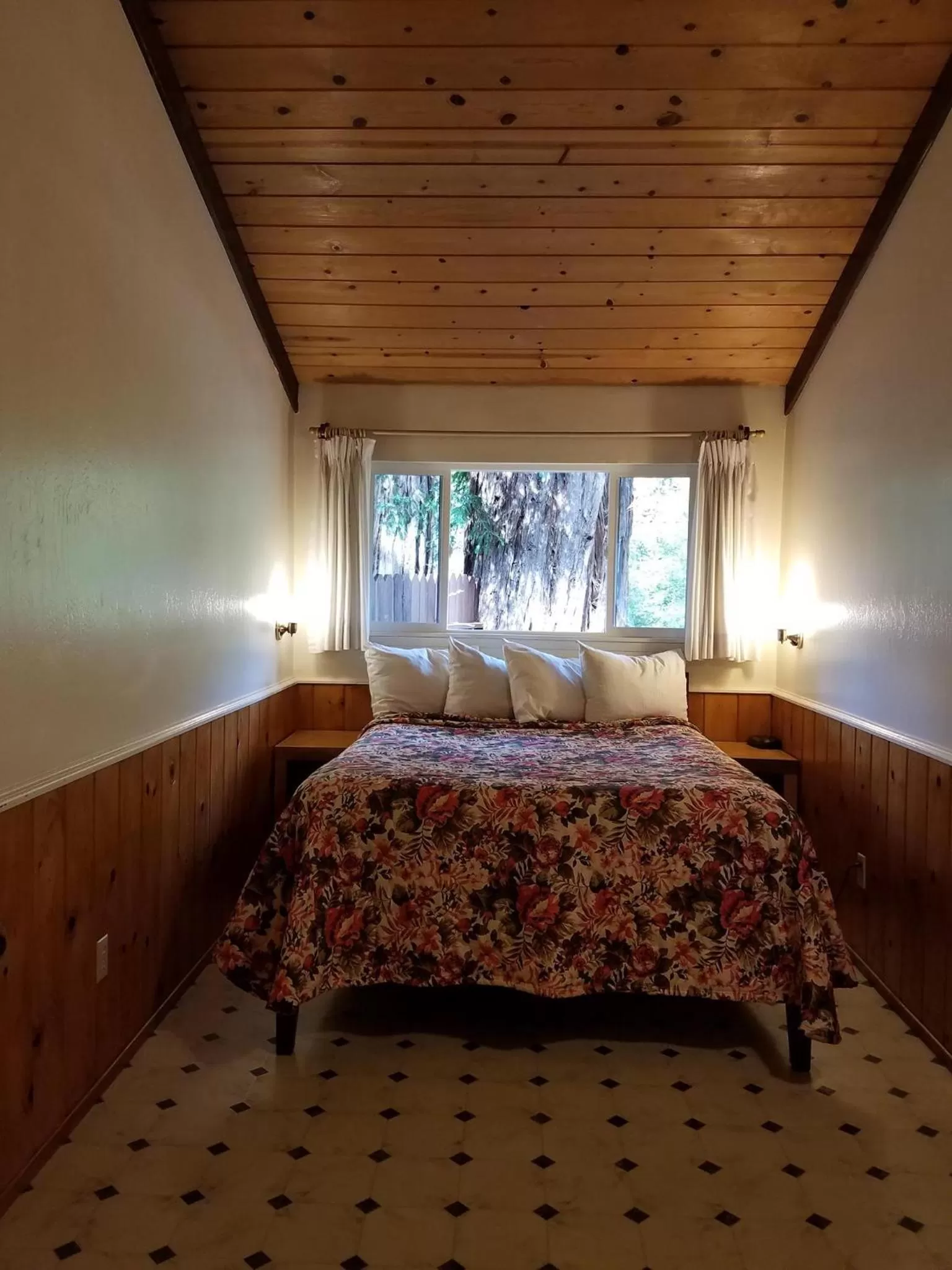 Bed in Fern River Resort