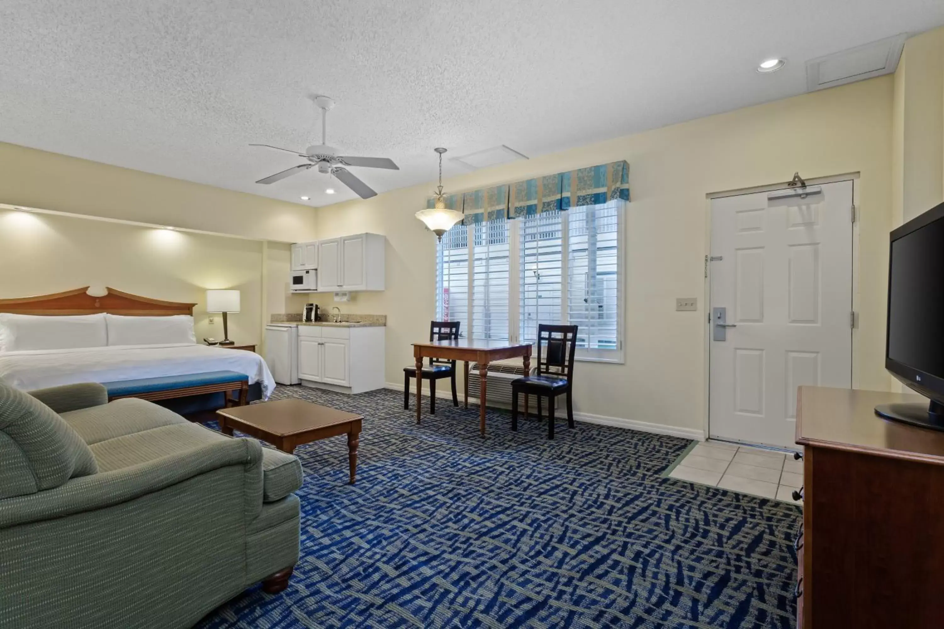 Photo of the whole room, Seating Area in Holiday Inn & Suites Clearwater Beach S-Harbourside