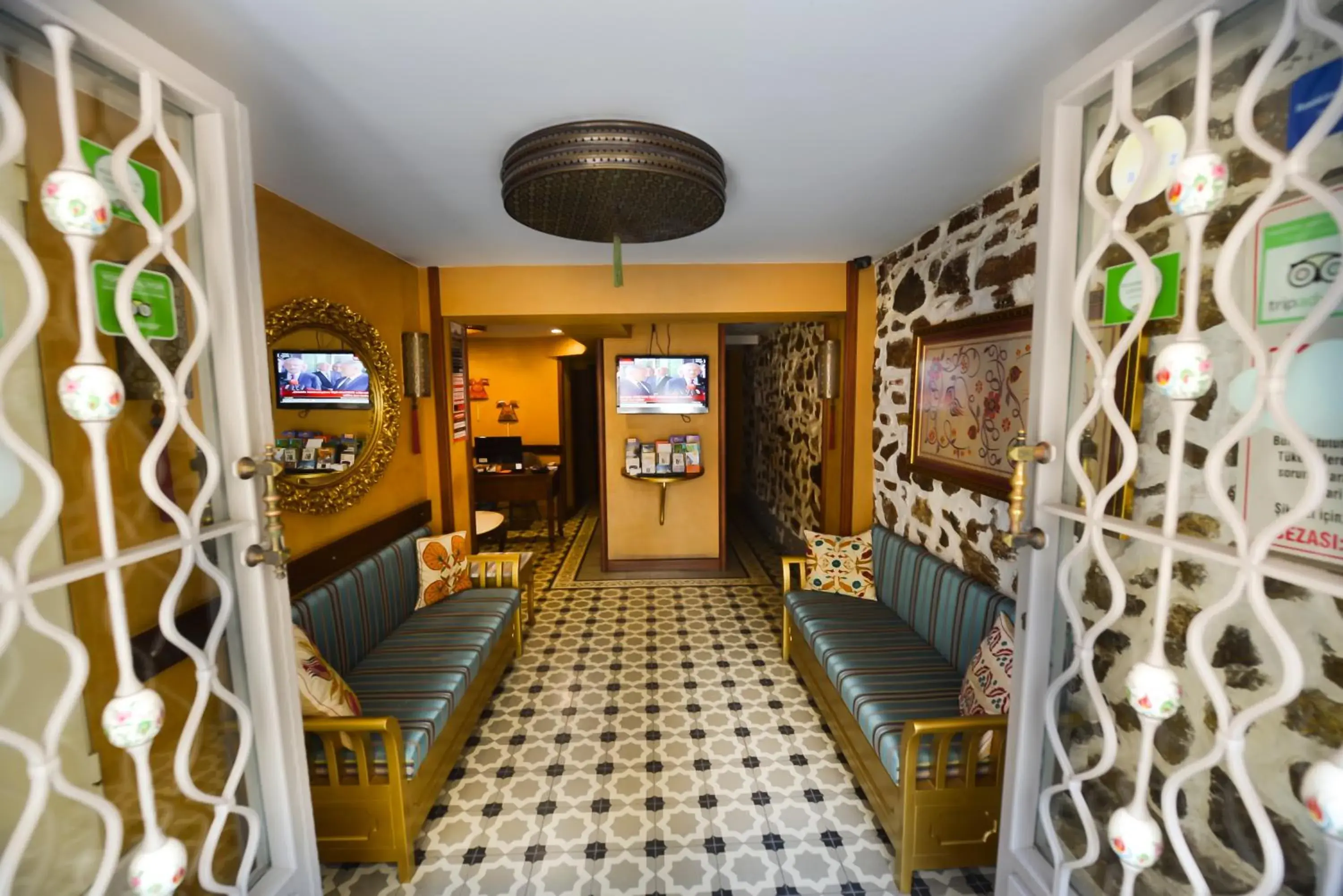 Communal lounge/ TV room in Merial Hotel Sultanahmet