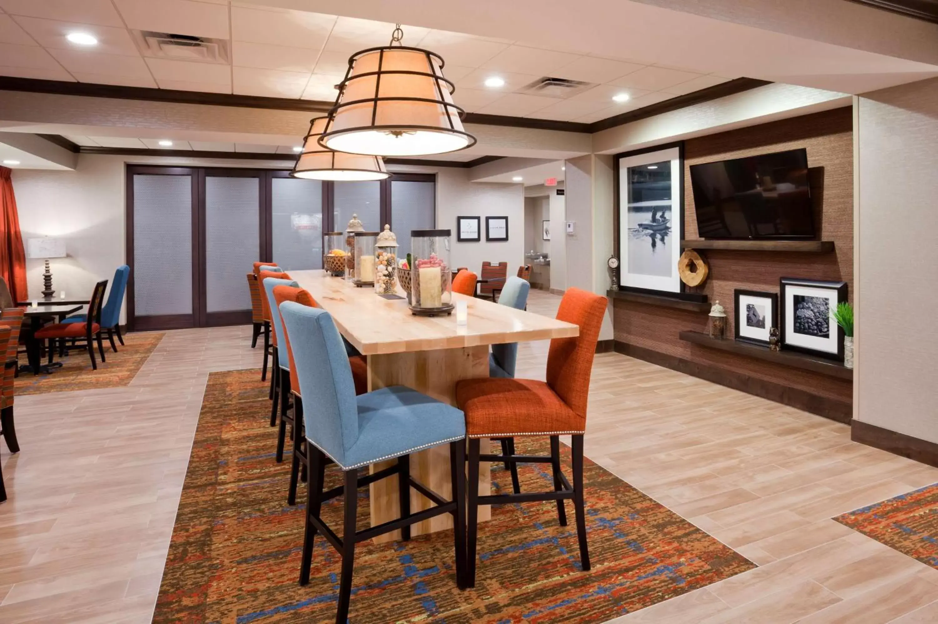 Dining Area in Hampton Inn Minneapolis Bloomington West