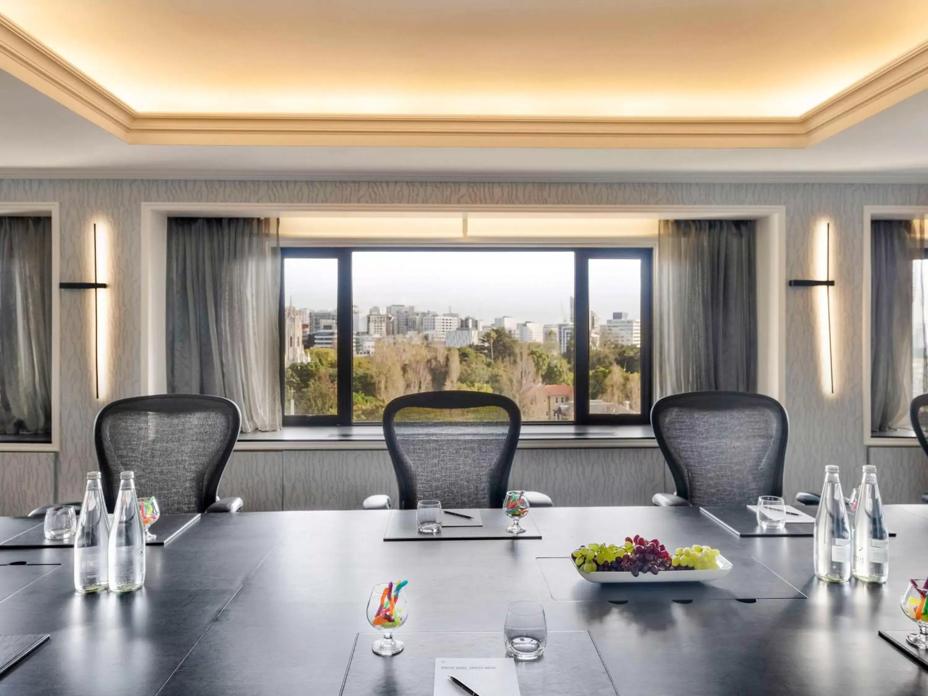 Meeting/conference room, Restaurant/Places to Eat in Pullman Auckland Hotel & Apartments