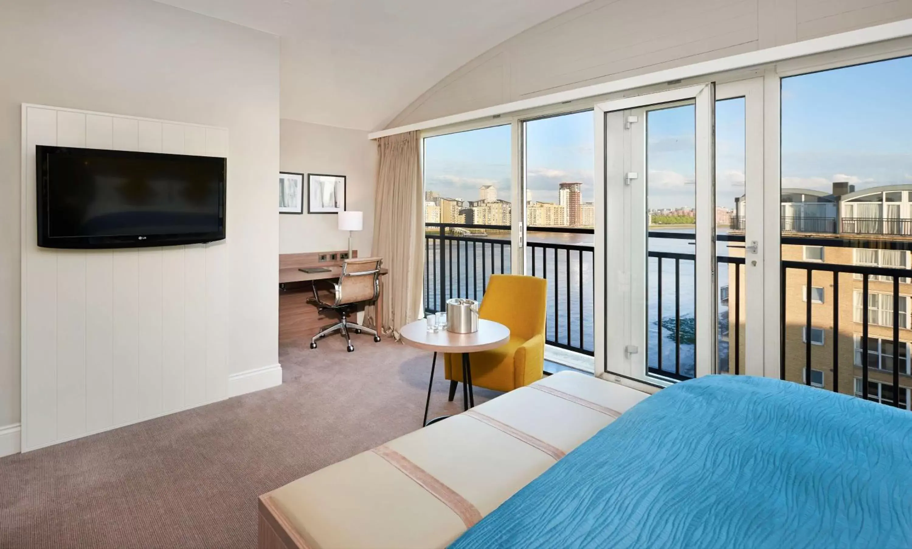 Bed, TV/Entertainment Center in DoubleTree by Hilton London – Docklands Riverside