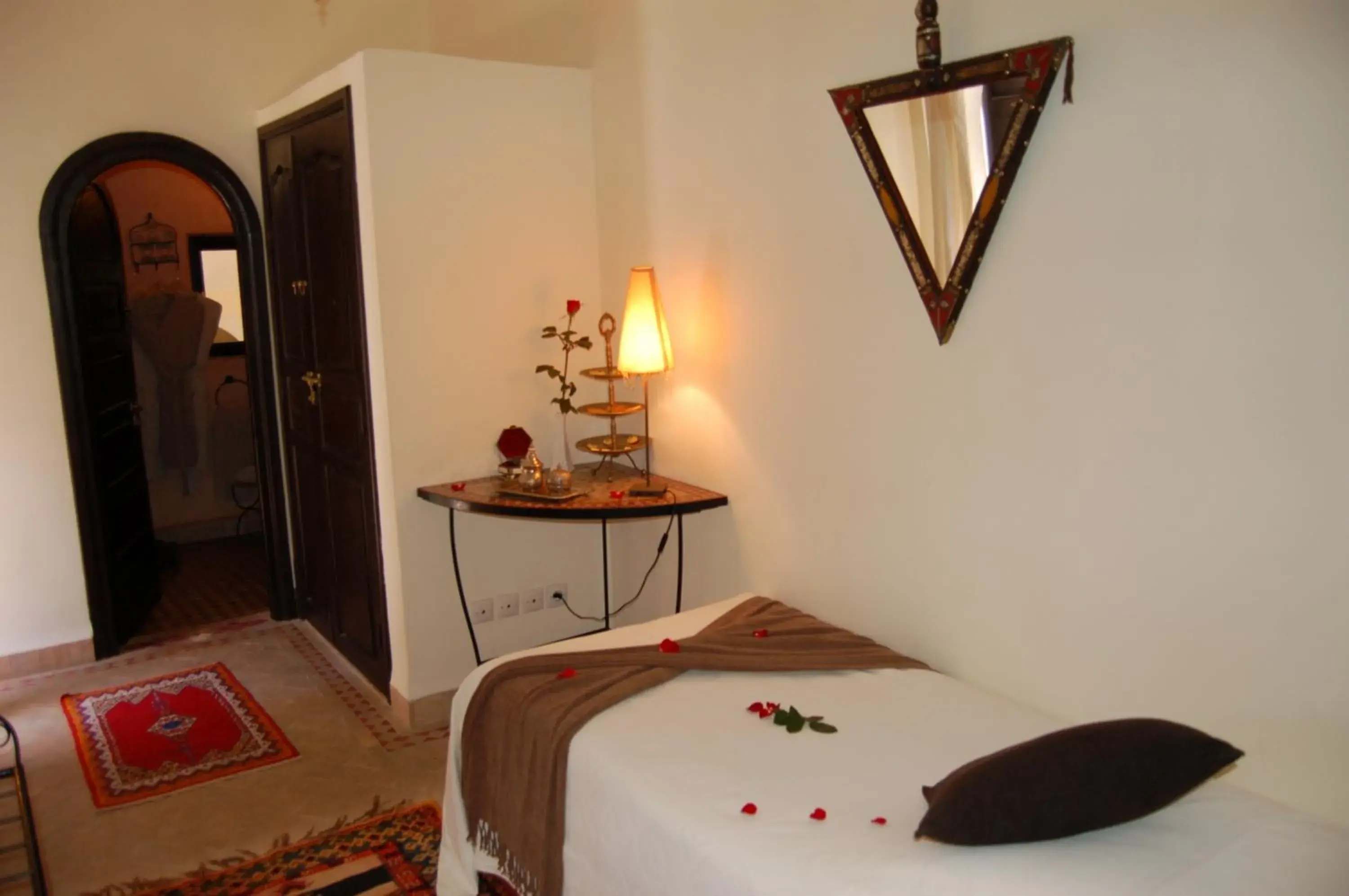 Photo of the whole room, Bed in Riad Les Trois Palmiers El Bacha