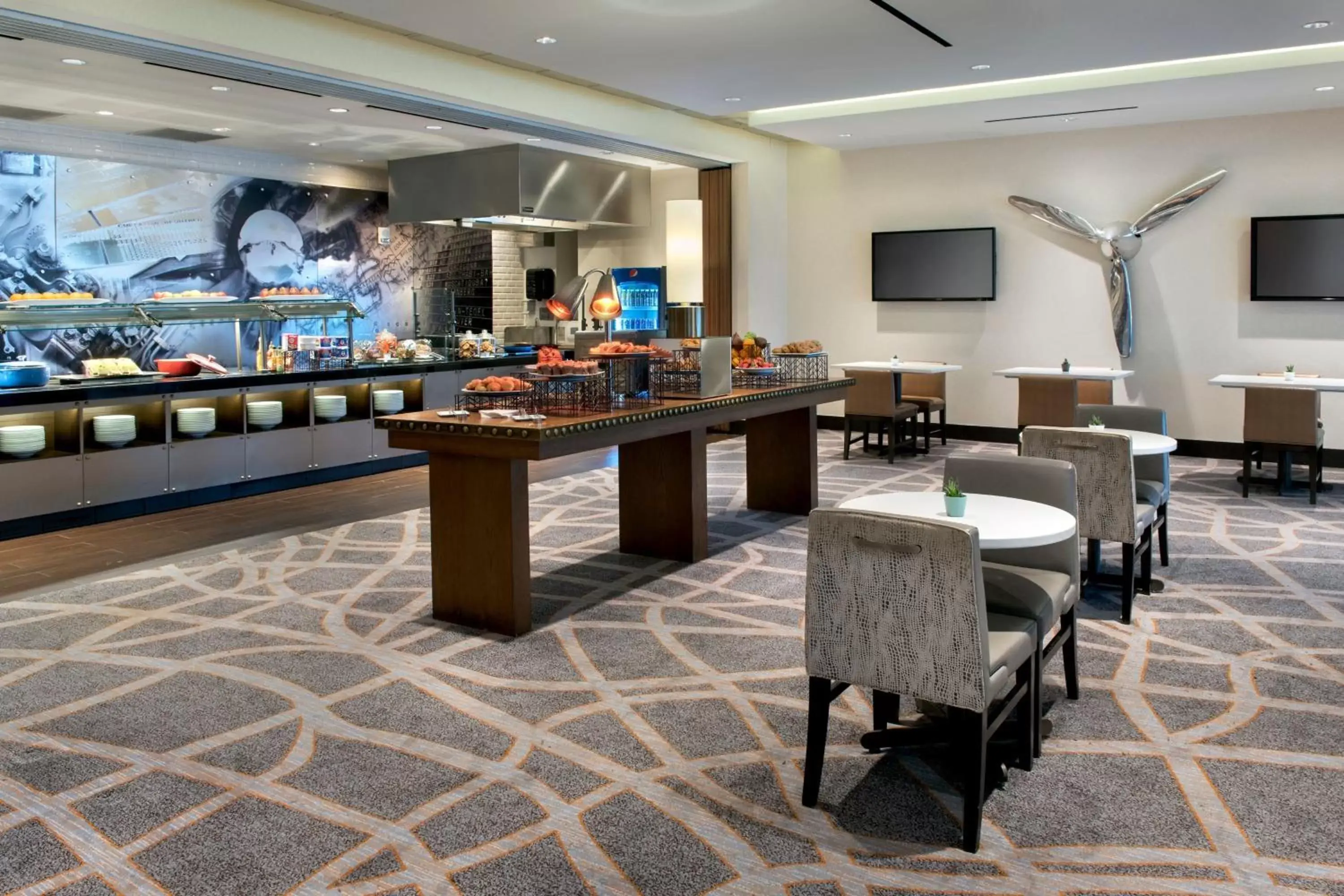 Restaurant/Places to Eat in Newark Liberty International Airport Marriott