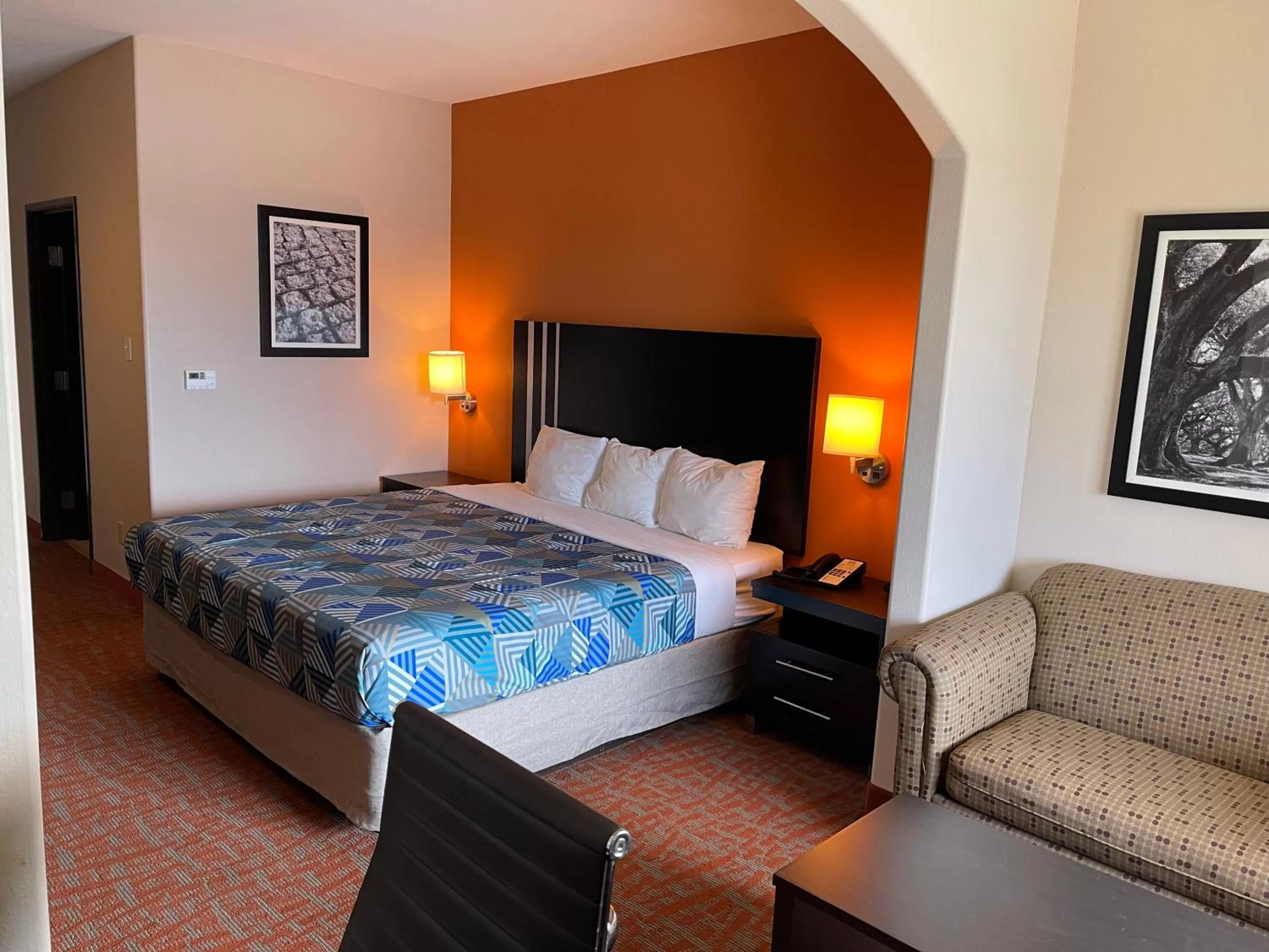 Photo of the whole room, Bed in Super 6 Inn & Suites