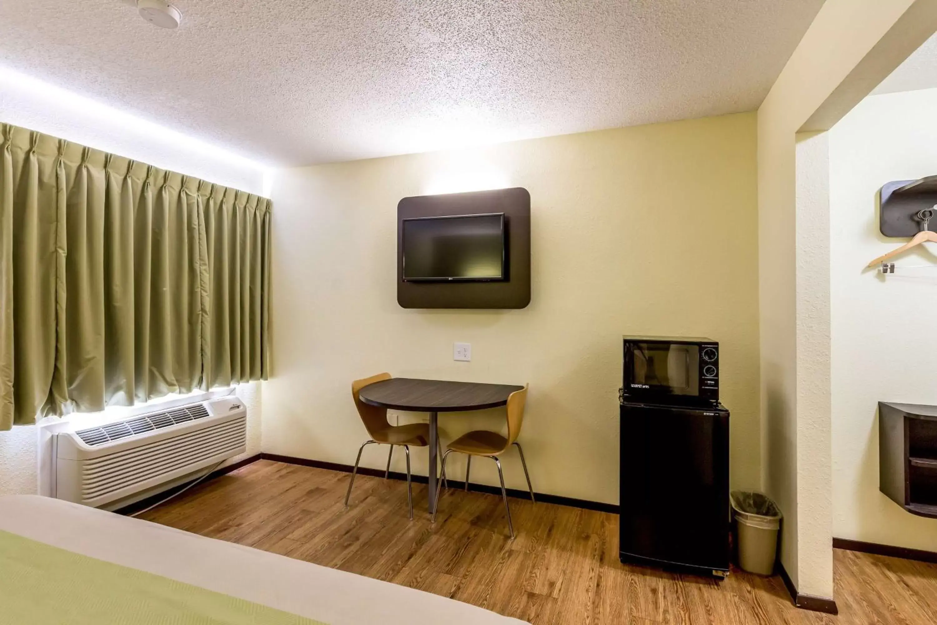 TV and multimedia, TV/Entertainment Center in Motel 6-Troy, IL