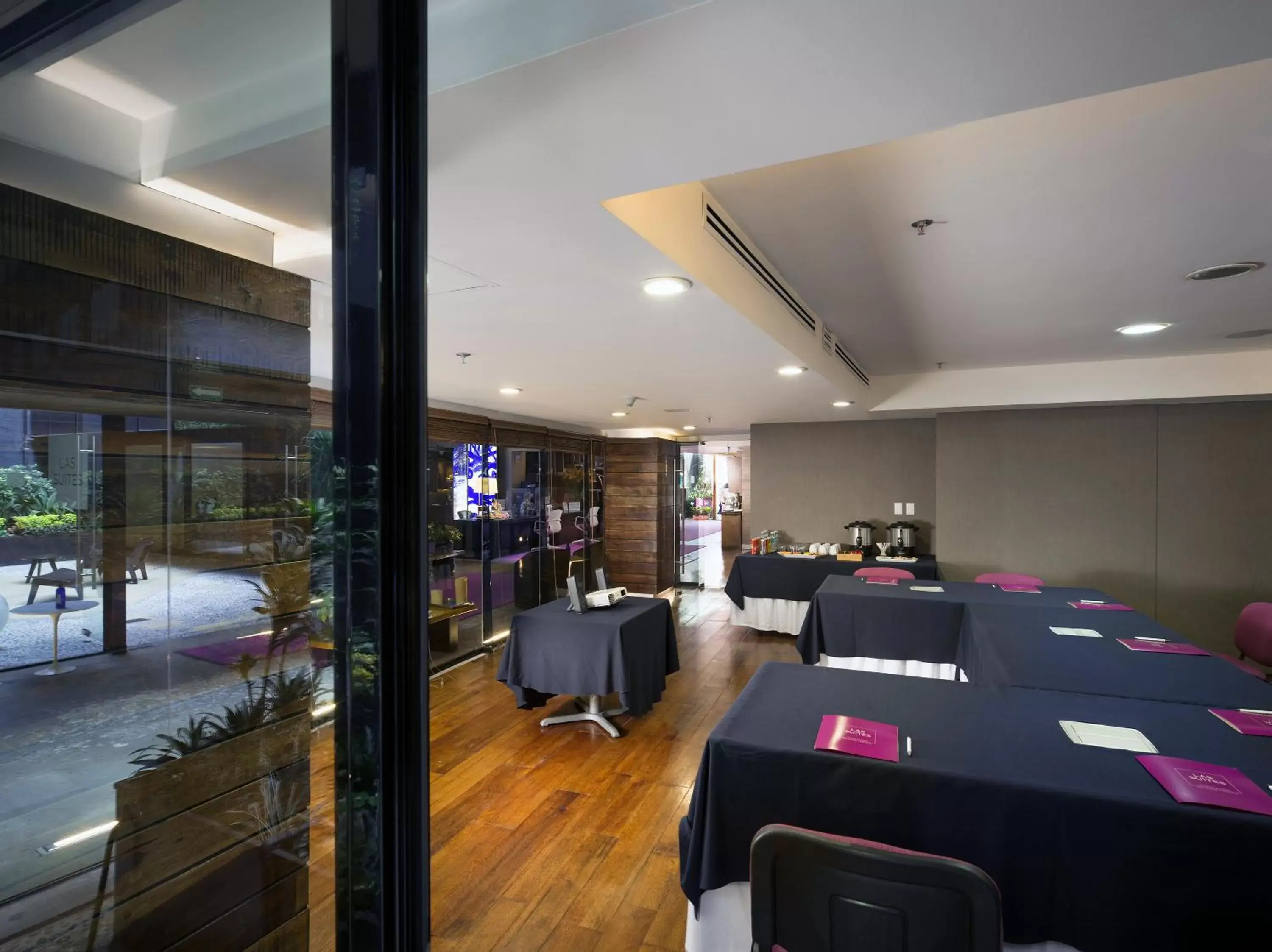 Meeting/conference room, Restaurant/Places to Eat in Las Suites Campos Eliseos