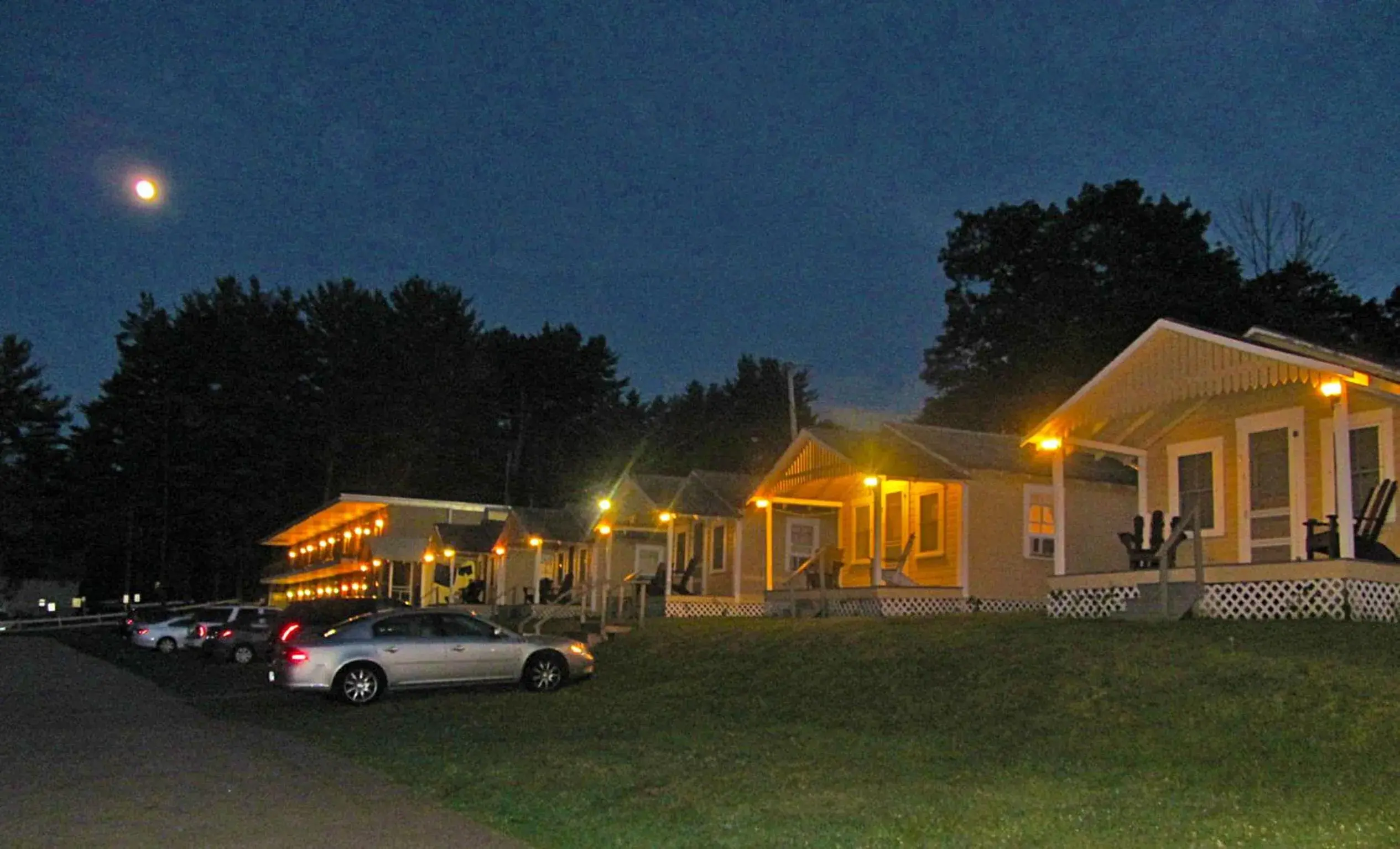 Night, Property Building in Half Moon Motel & Cottages