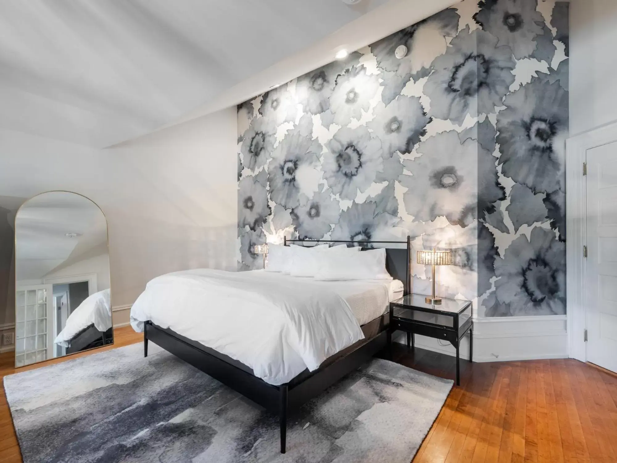 Deluxe King Room in Graystone Inn Deluxe King Room in Graystone Inn