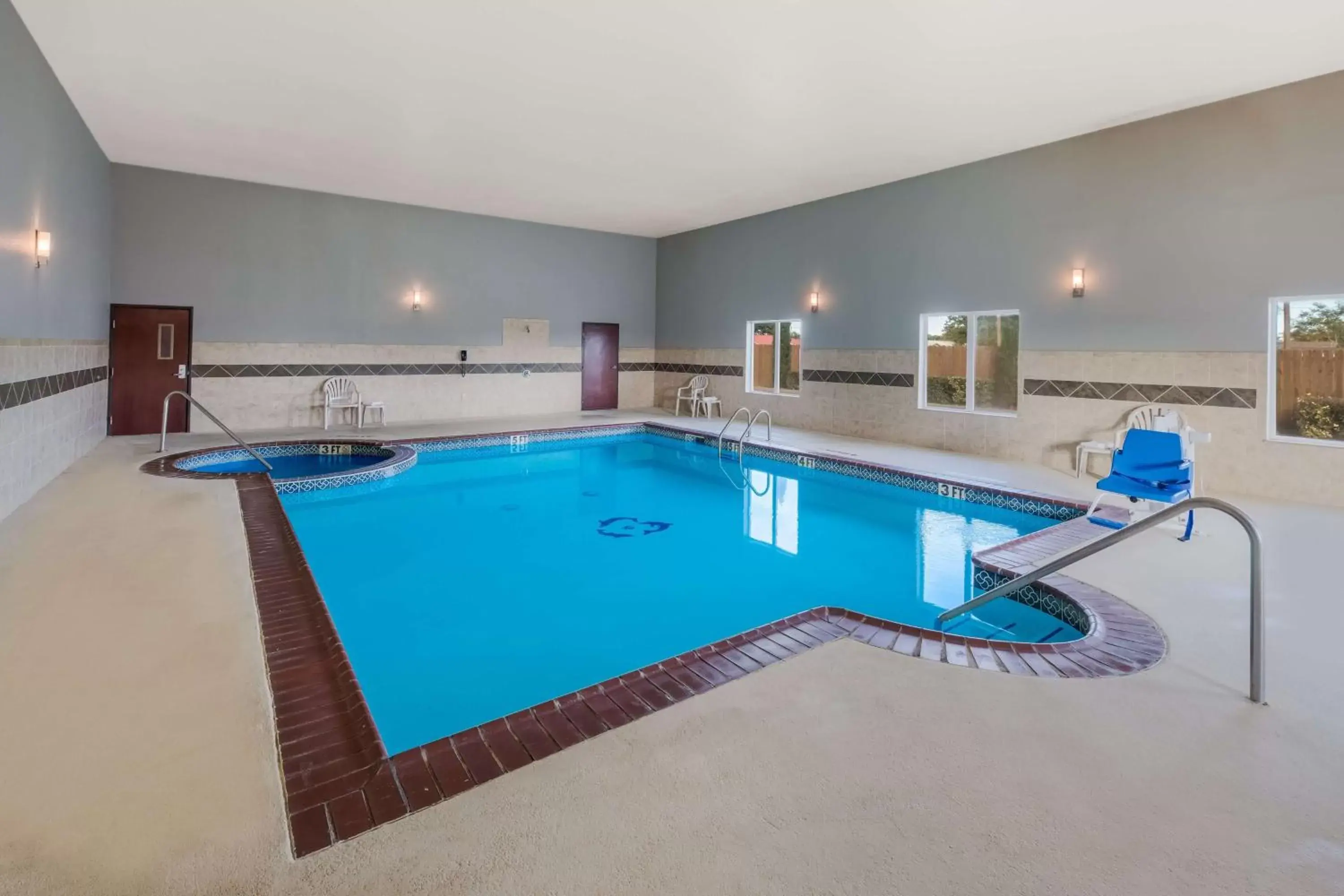 Pool view, Swimming Pool in Best Western South Plains Inn & Suites