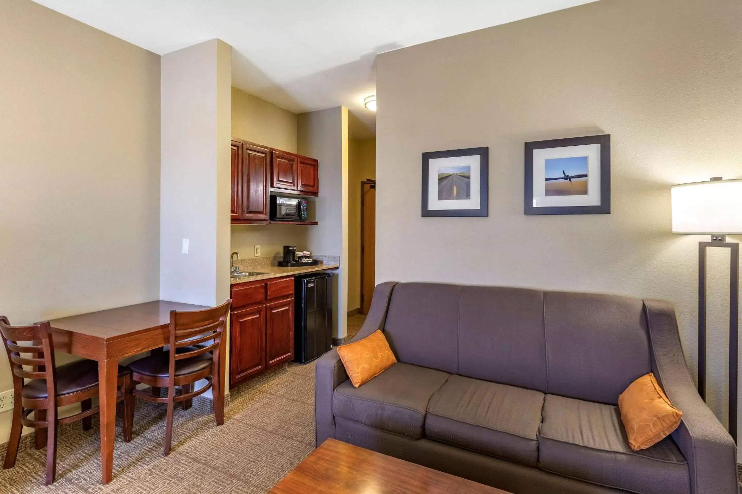 Photo of the whole room, Seating Area in Comfort Inn Evansville-Casper