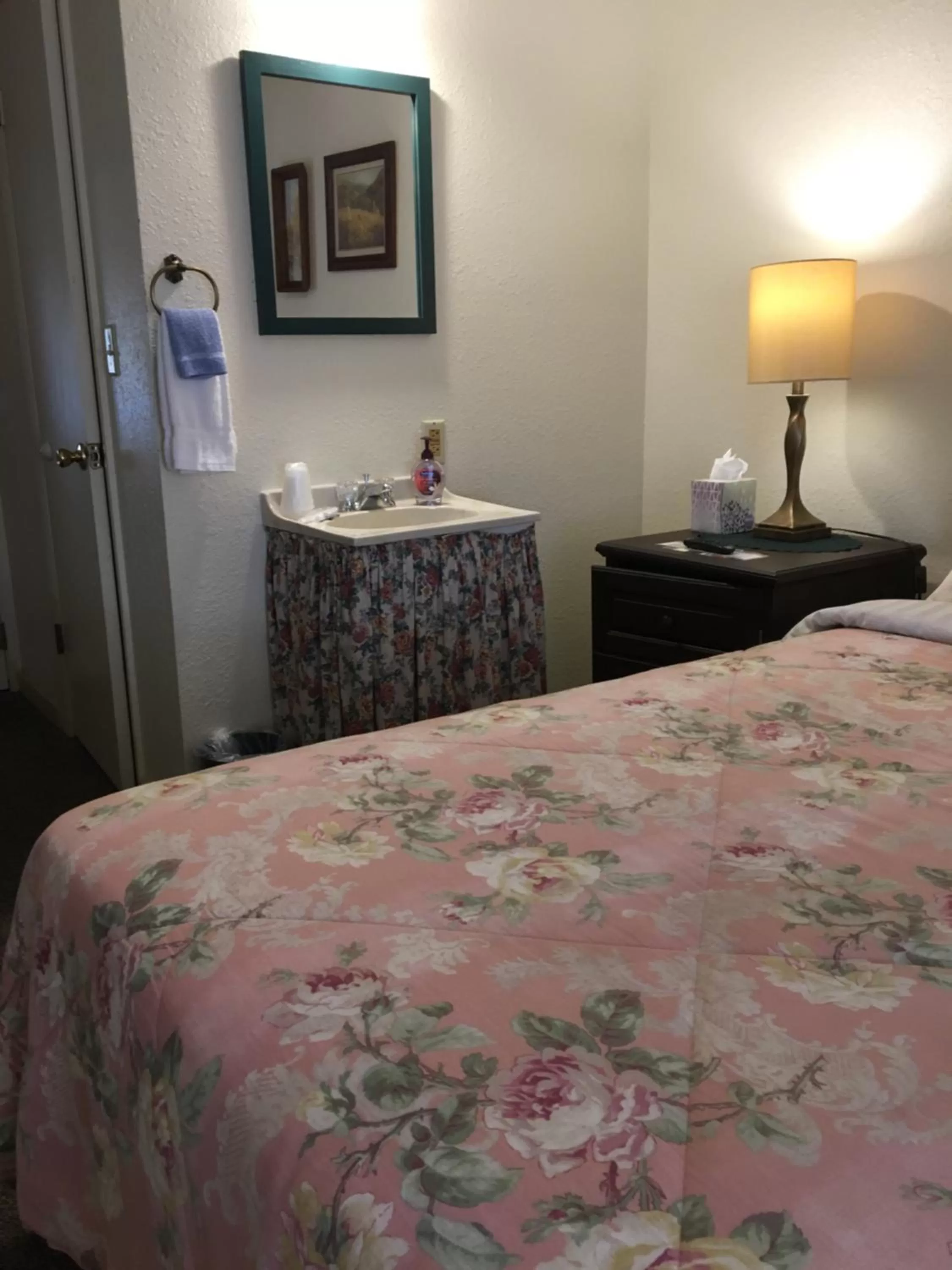 Bed in The Courtland Hotel & Spa