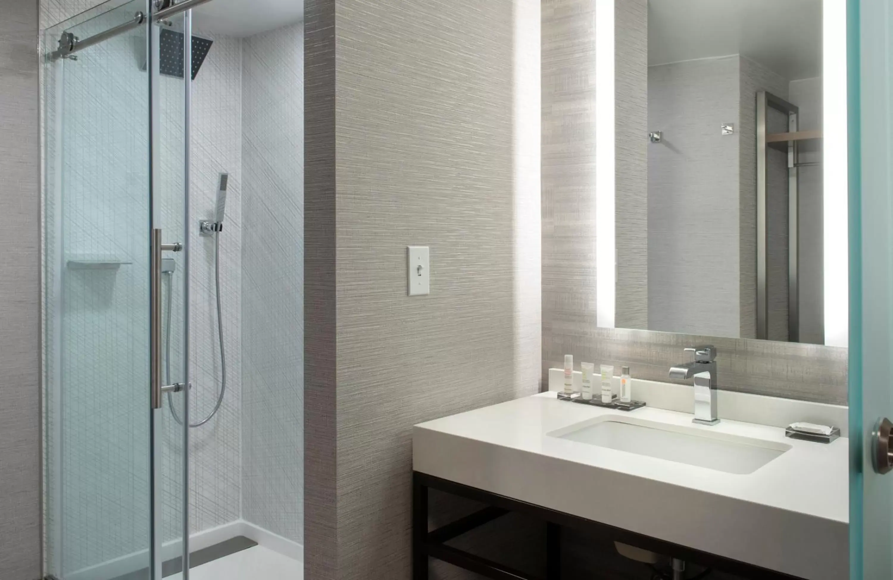 Concierge Level King Room - High Floor in Norfolk Waterside Marriott Concierge Level King Room - High Floor in Norfolk Waterside Marriott