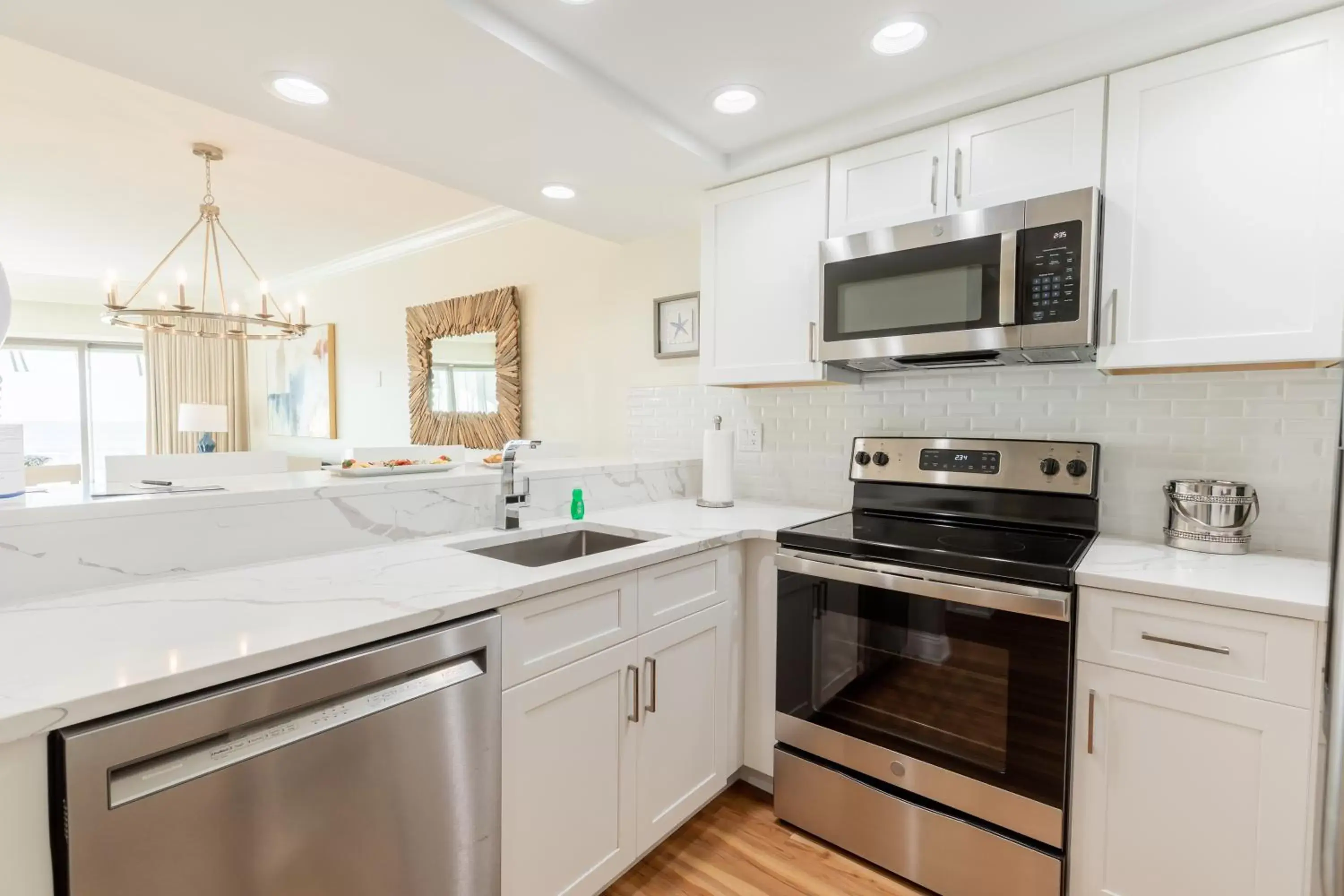 Kitchen or kitchenette, Kitchen/Kitchenette in La Mer Beachfront Resort