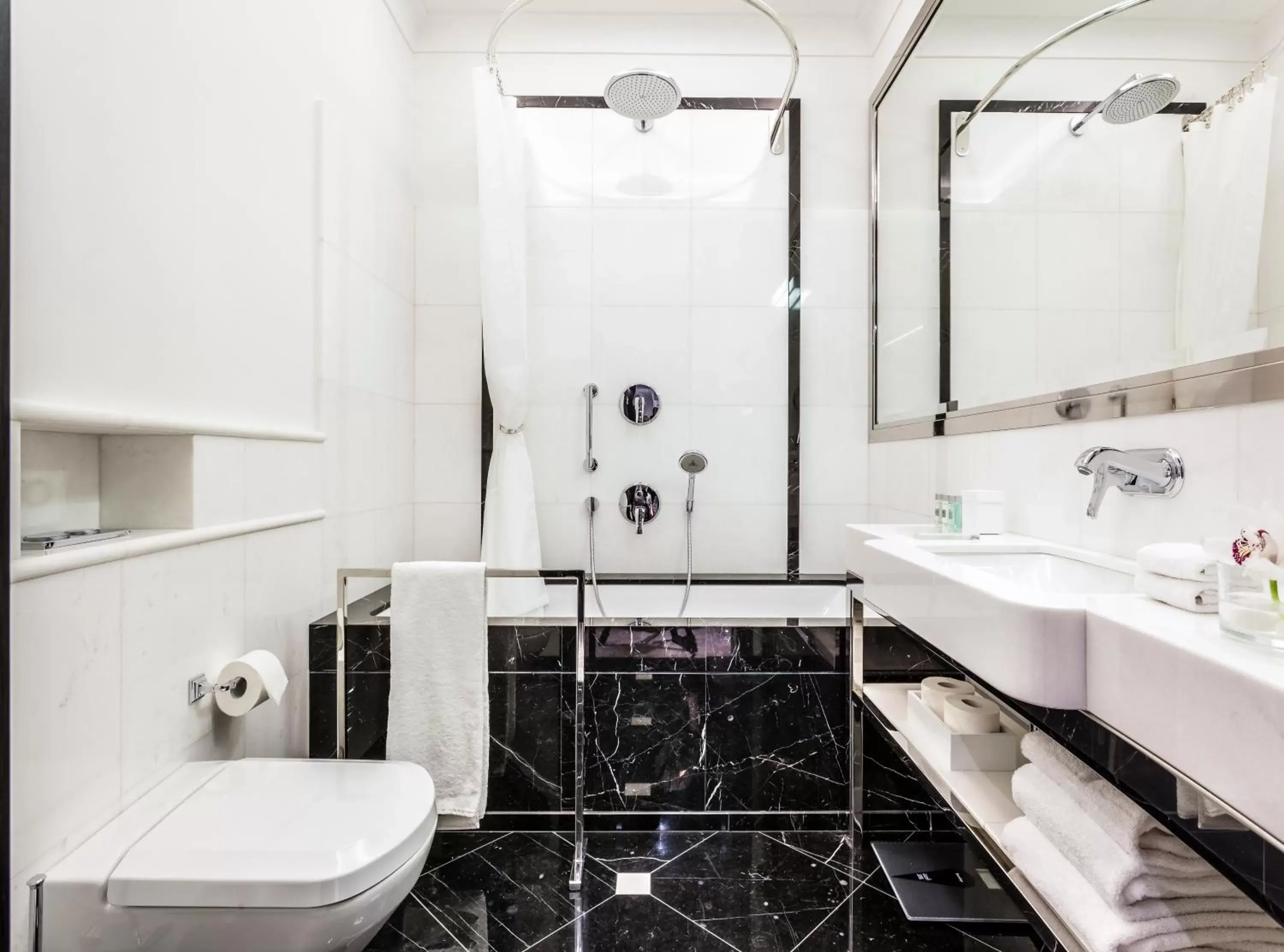 Shower, Bathroom in Hotel Bellotto