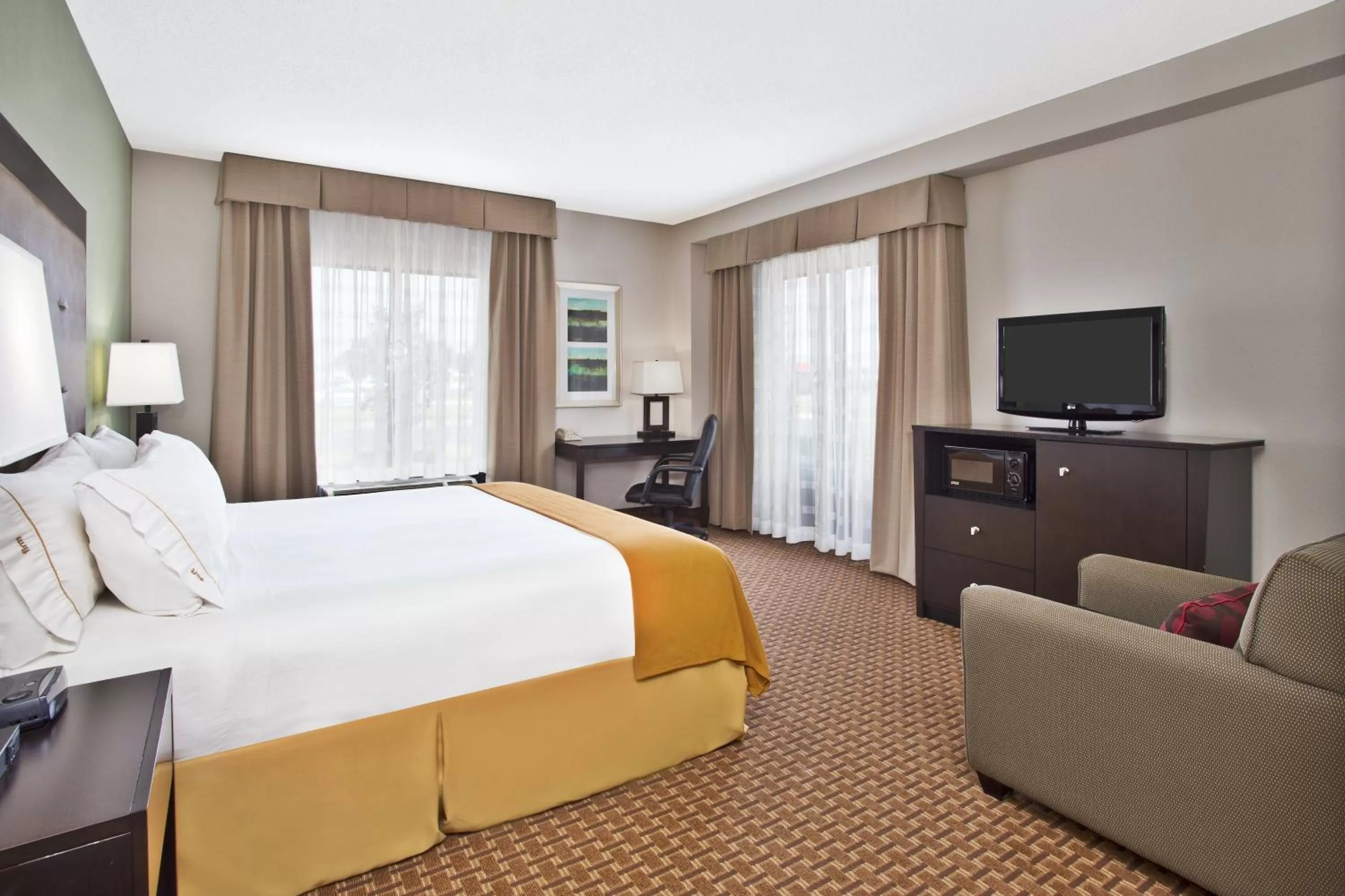 Photo of the whole room, Bed in Holiday Inn Express Hotel and Suites Harrington - Dover Area by IHG