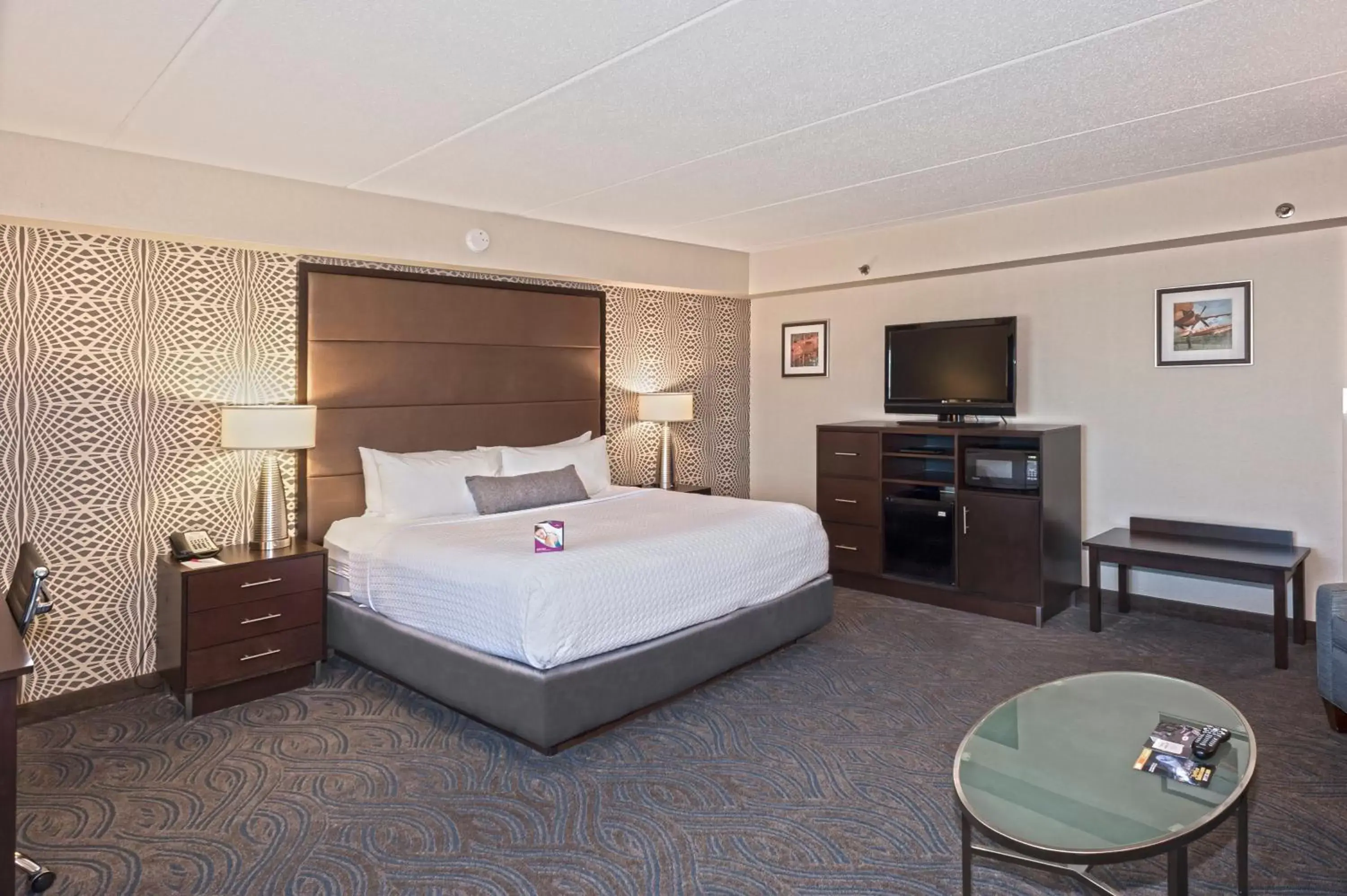 Photo of the whole room, Bed in Crowne Plaza Suites MSP Airport an IHG Hotel