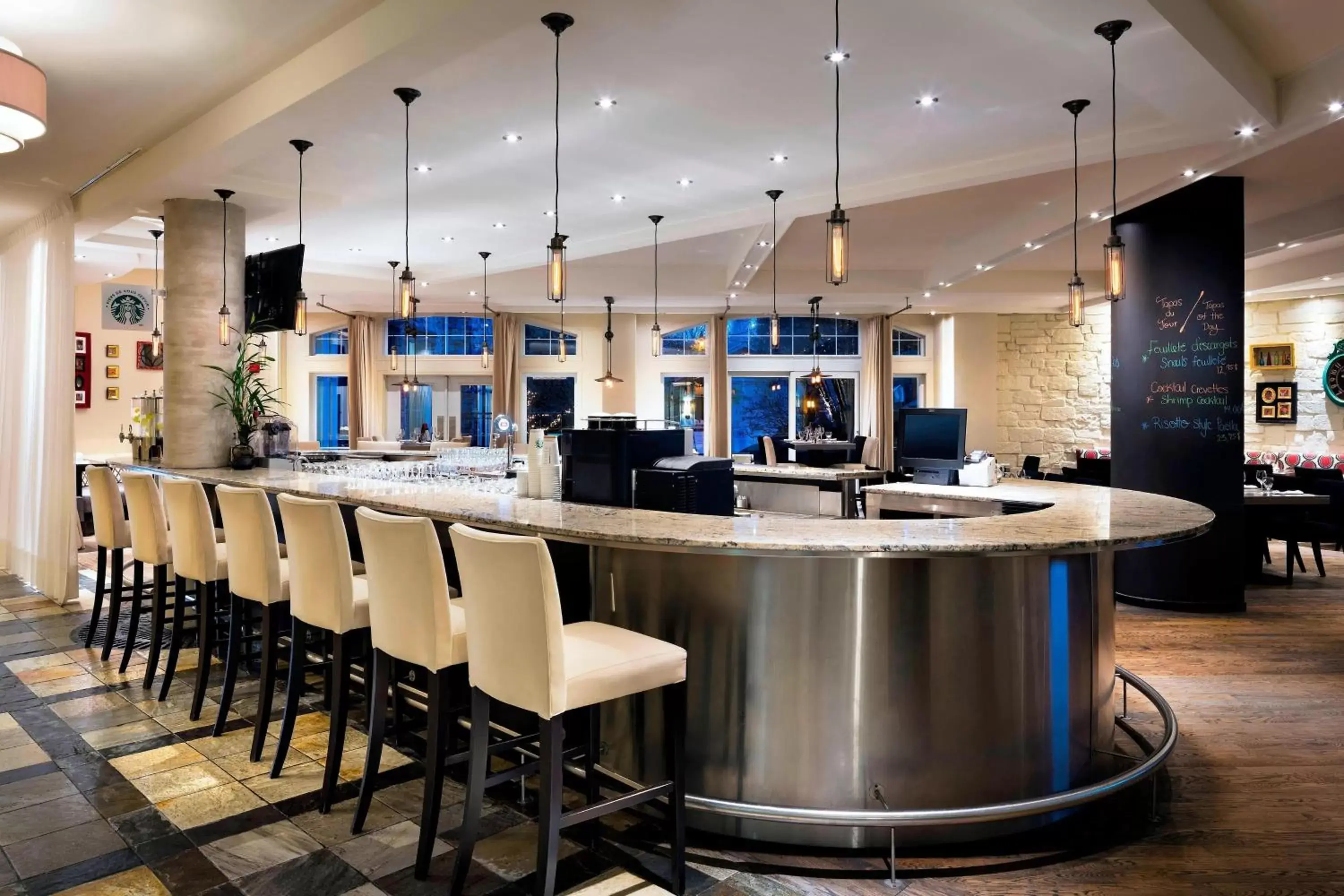 Restaurant/places to eat, Lounge/Bar in Le Westin Tremblant