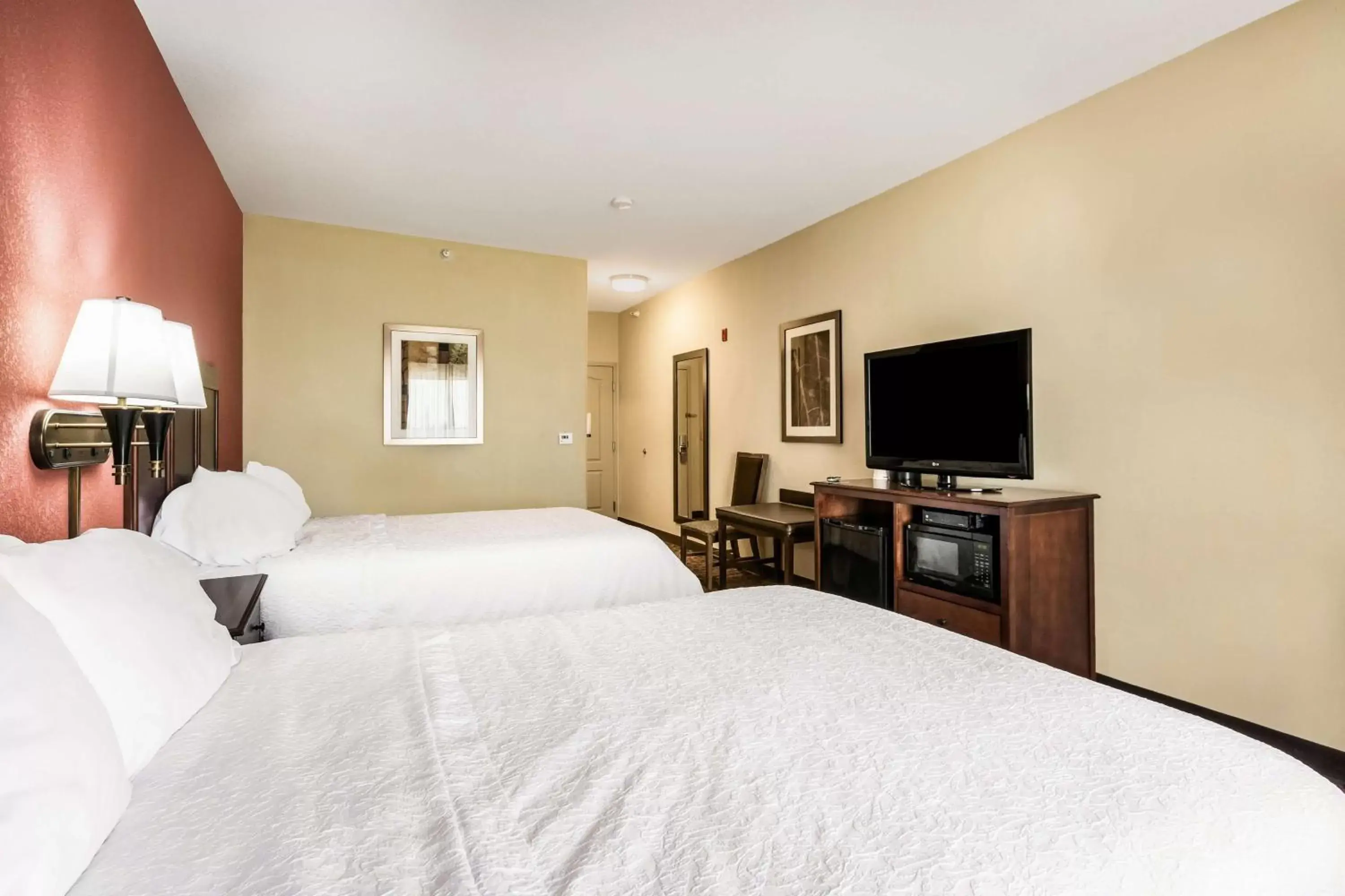 Bedroom, Bed in Hampton Inn Derby-Wichita Southeast