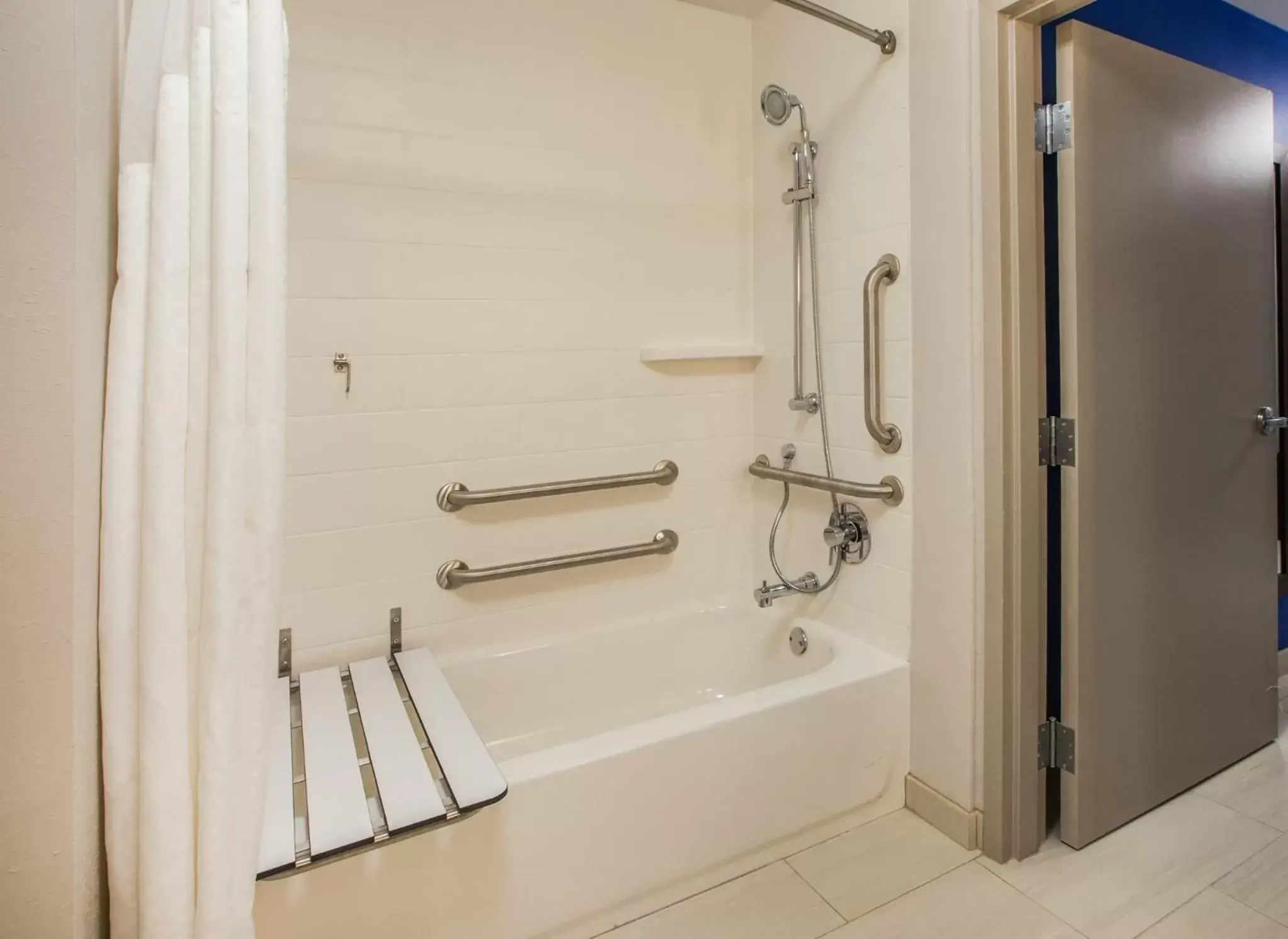 Photo of the whole room, Bathroom in Holiday Inn Express - Strathroy, an IHG Hotel