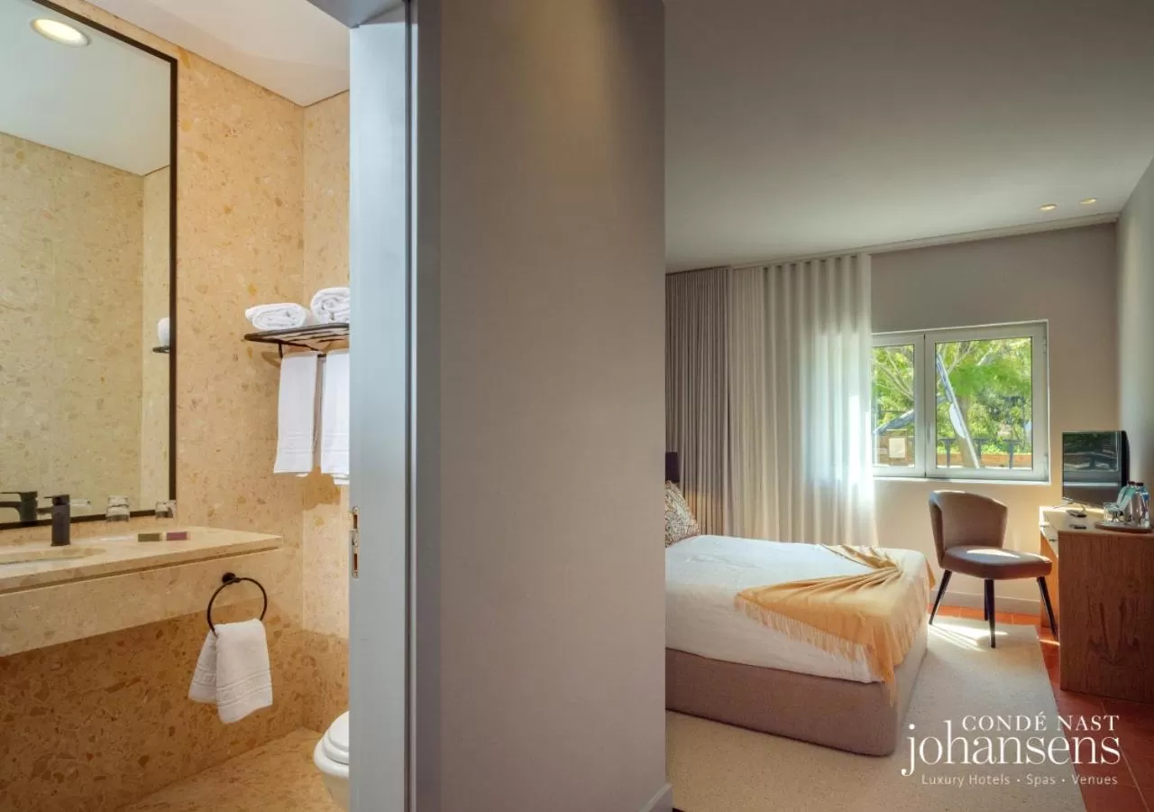 Bathroom, Bed in Pure Monchique Hotel - Villa Termal Spa Resort - by Unlock Hotels