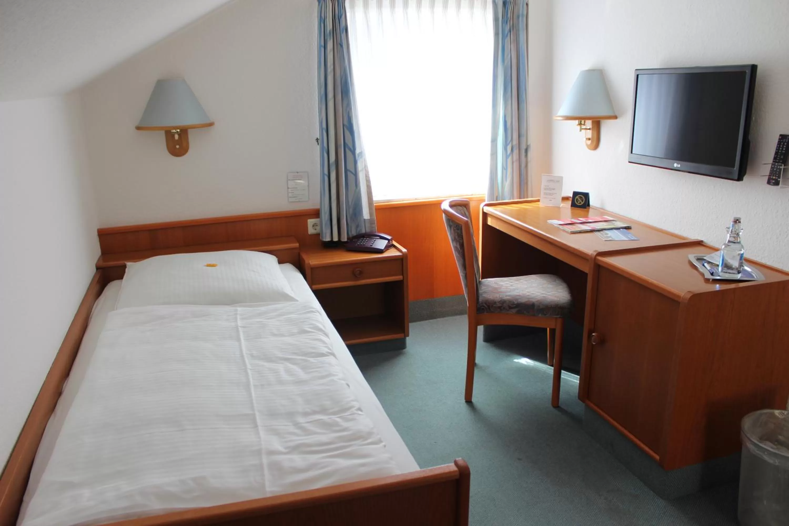 Photo of the whole room, Bed in Hotel Goos