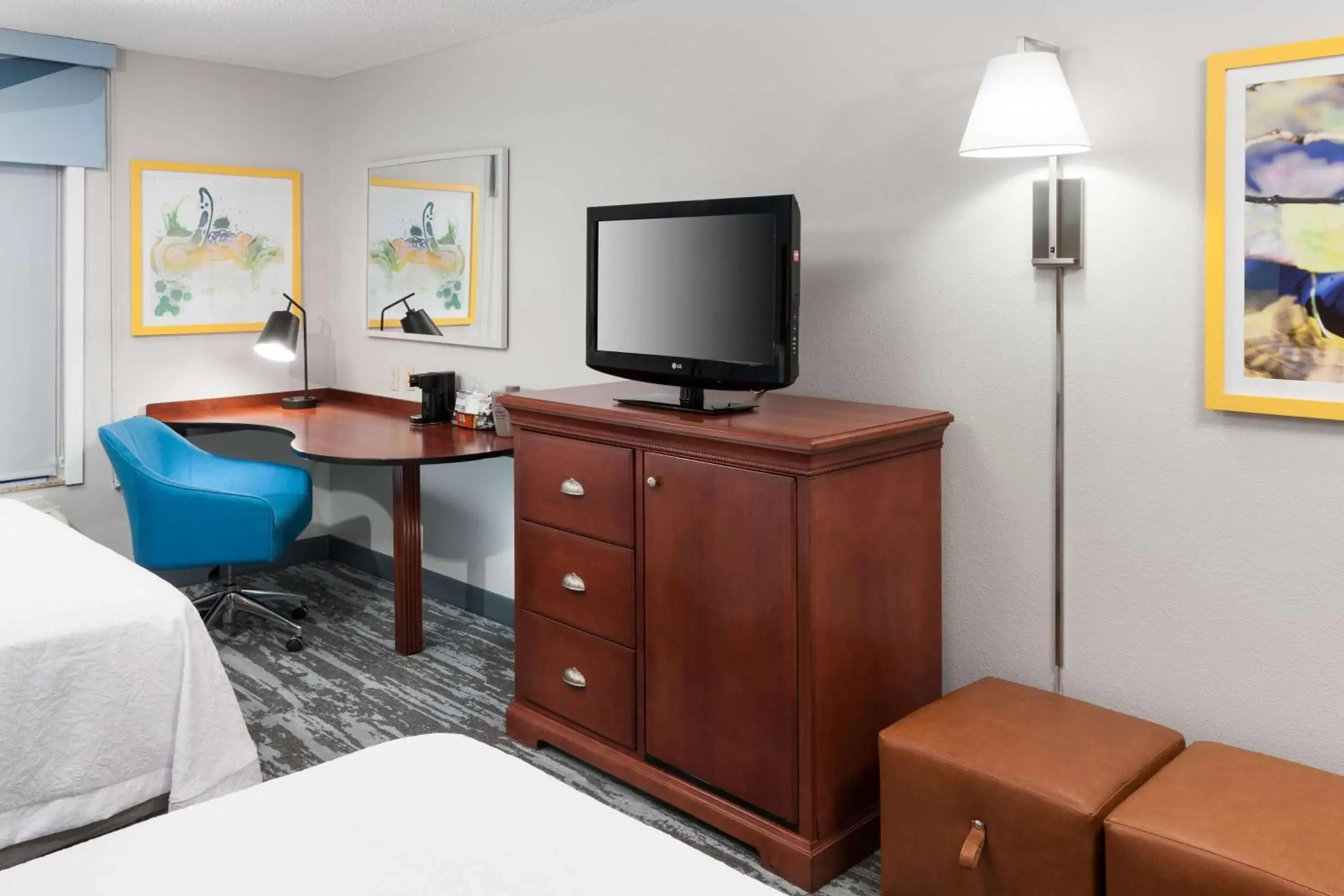 Bedroom, TV/Entertainment Center in Hampton Inn & Suites Jackson