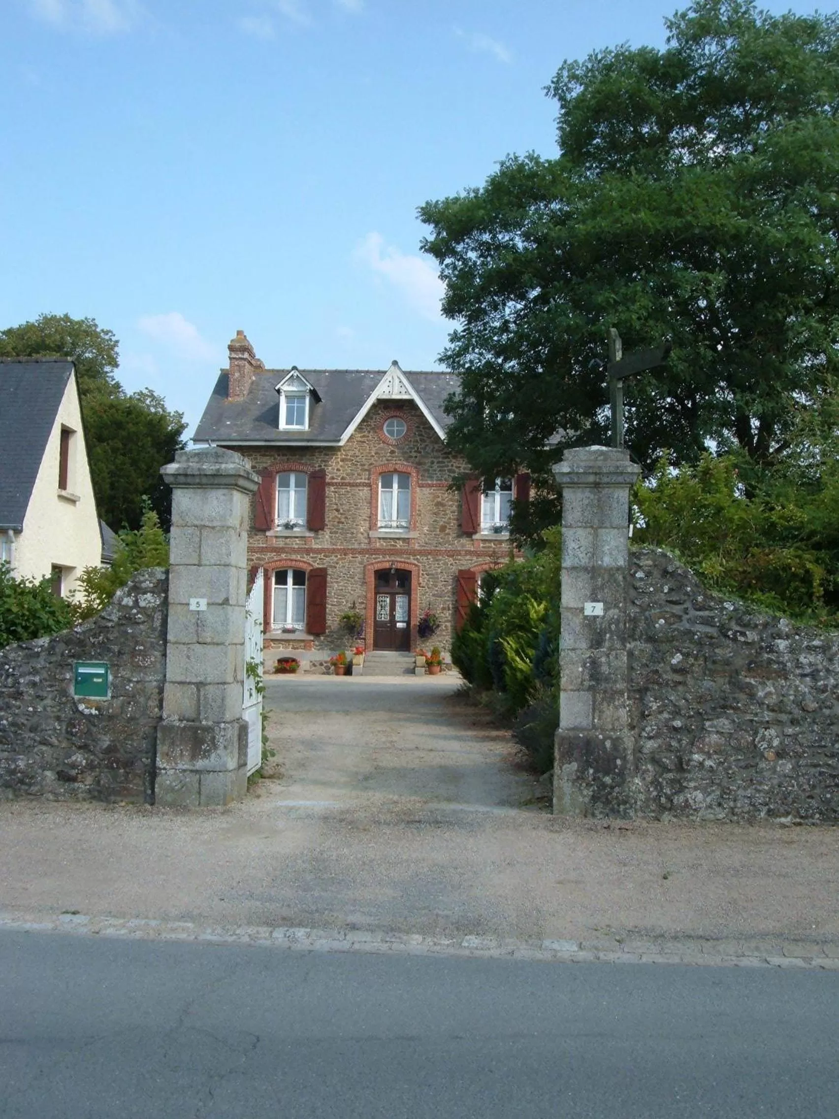 Facade/entrance, Property Building in Vue sur la Rance