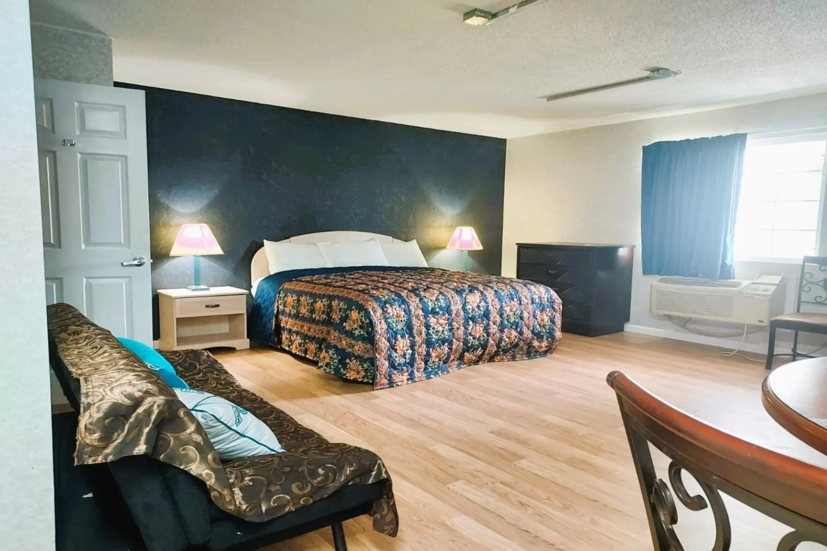 Bedroom, Bed in Studio Inn and Suites