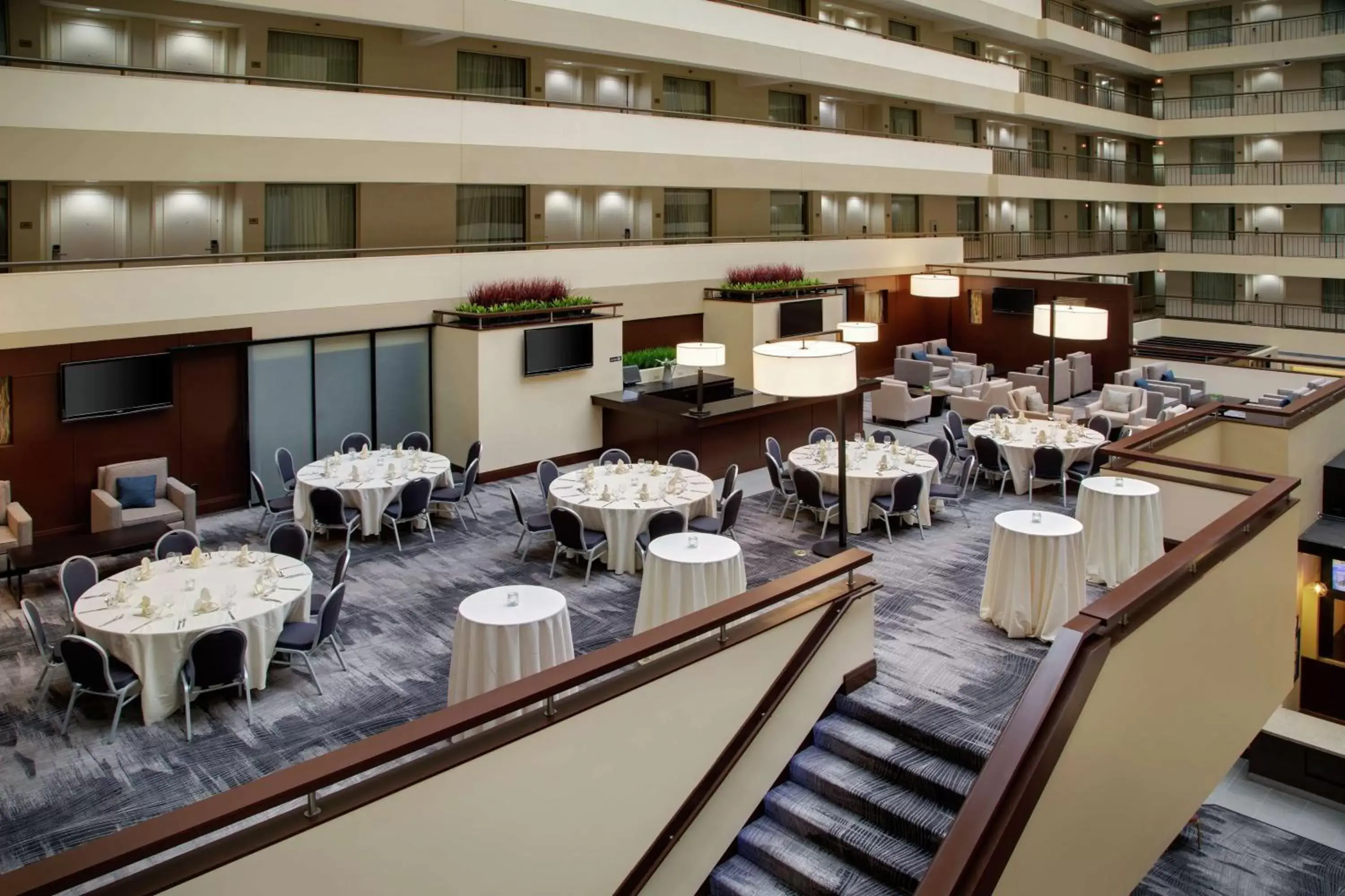 Dining area in Embassy Suites by Hilton Detroit Troy Auburn Hills