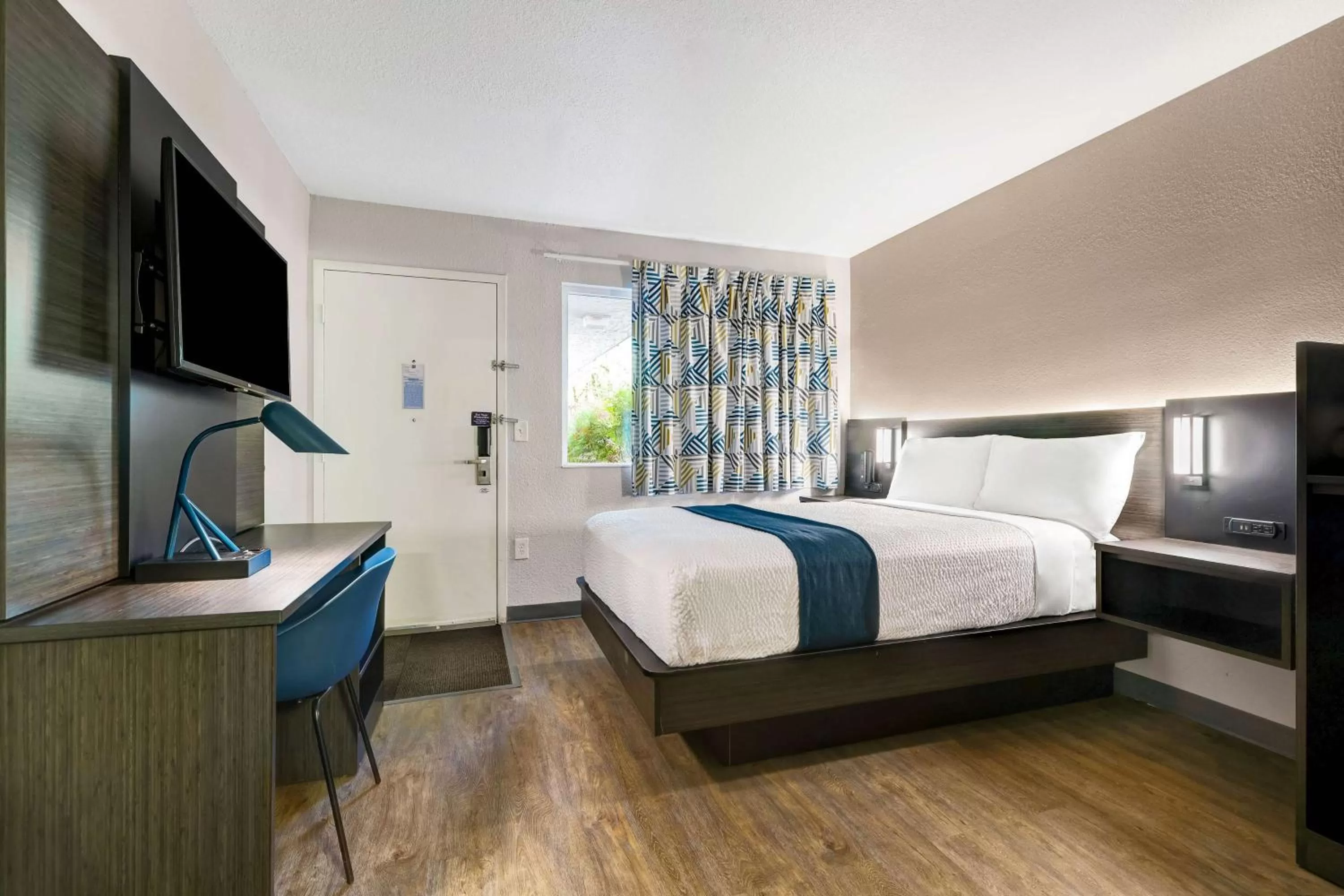 Bedroom, Bed in Motel 6-Issaquah, WA - Seattle - East