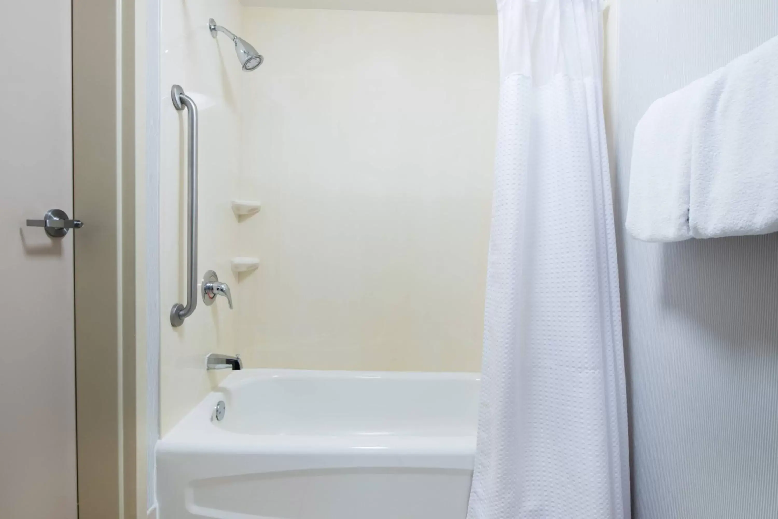 Bathroom in Courtyard by Marriott Newark Silicon Valley