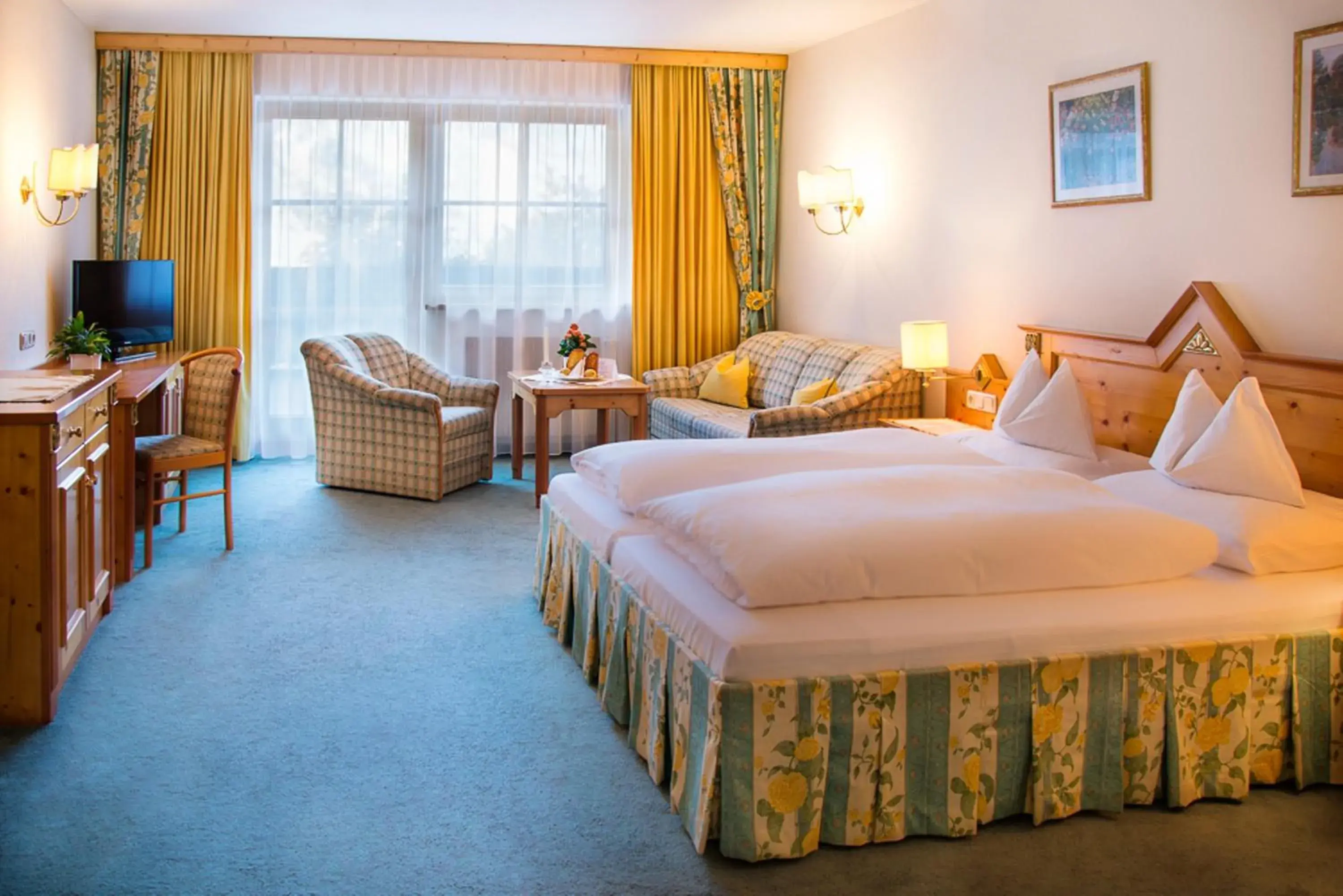 Superior Double Room with Balcony or Terrace in Hotel Zum Stern - Bergbahnen inklusive im Sommer 2025 Superior Double Room with Balcony or Terrace in Hotel Zum Stern - Bergbahnen inklusive im Sommer 2025