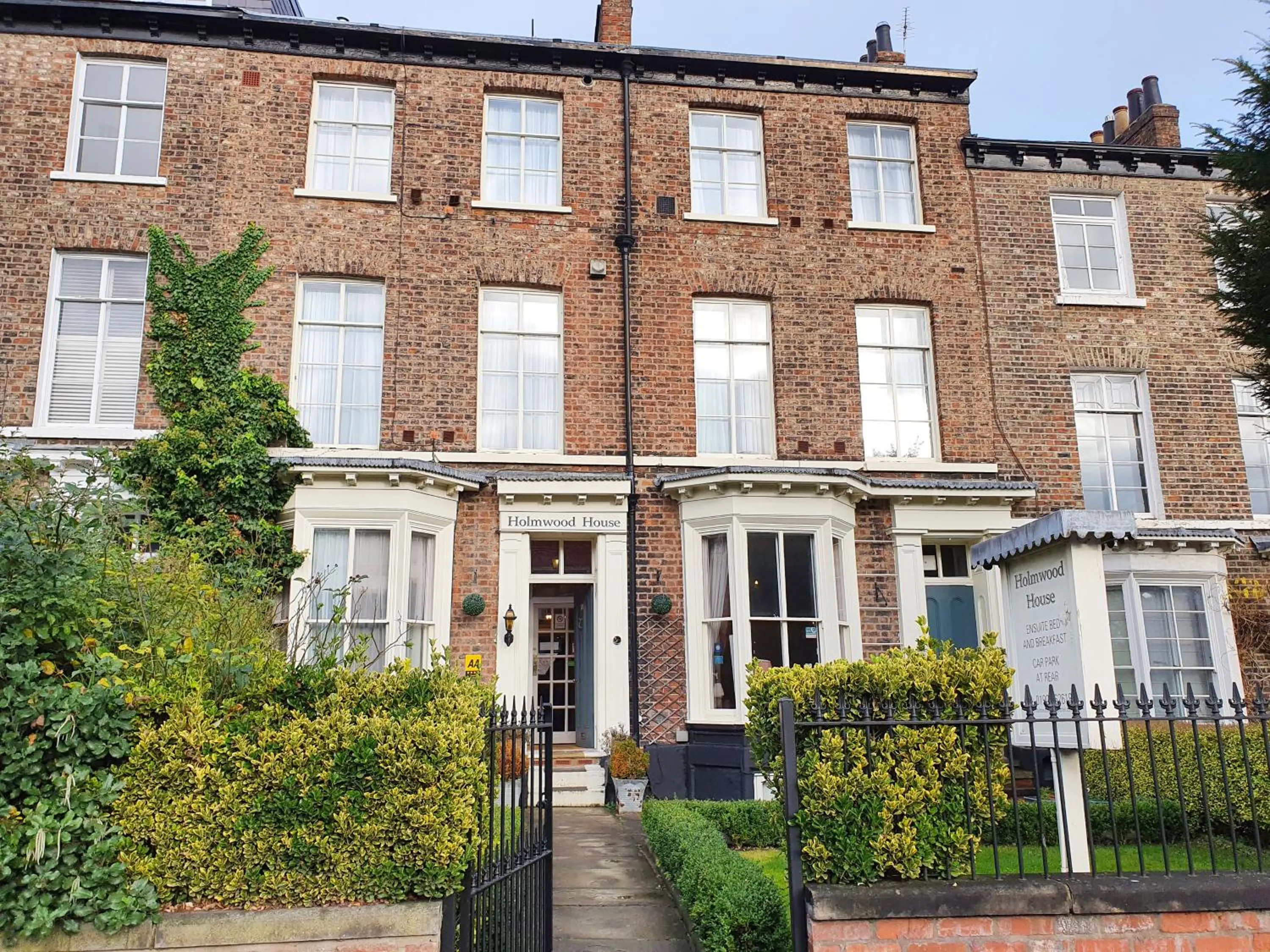 Property building in Holmwood House Guest Accommodation