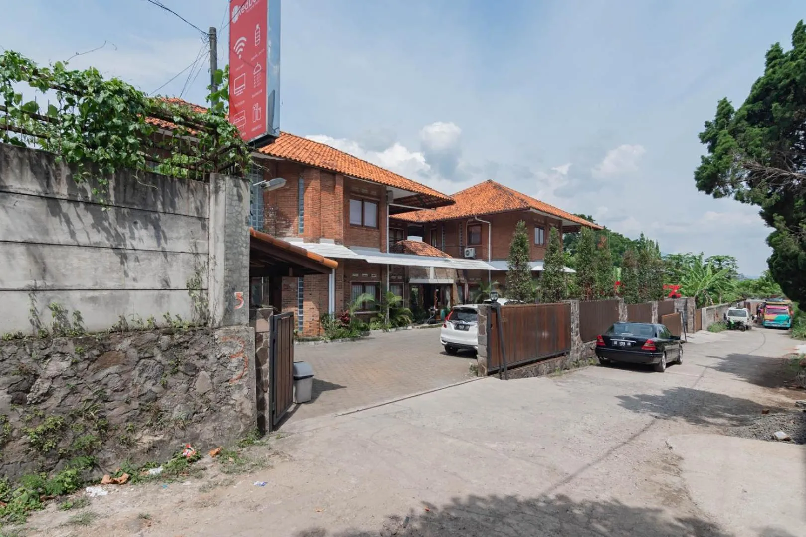 Facade/entrance in RedDoorz Plus near Dago Pakar