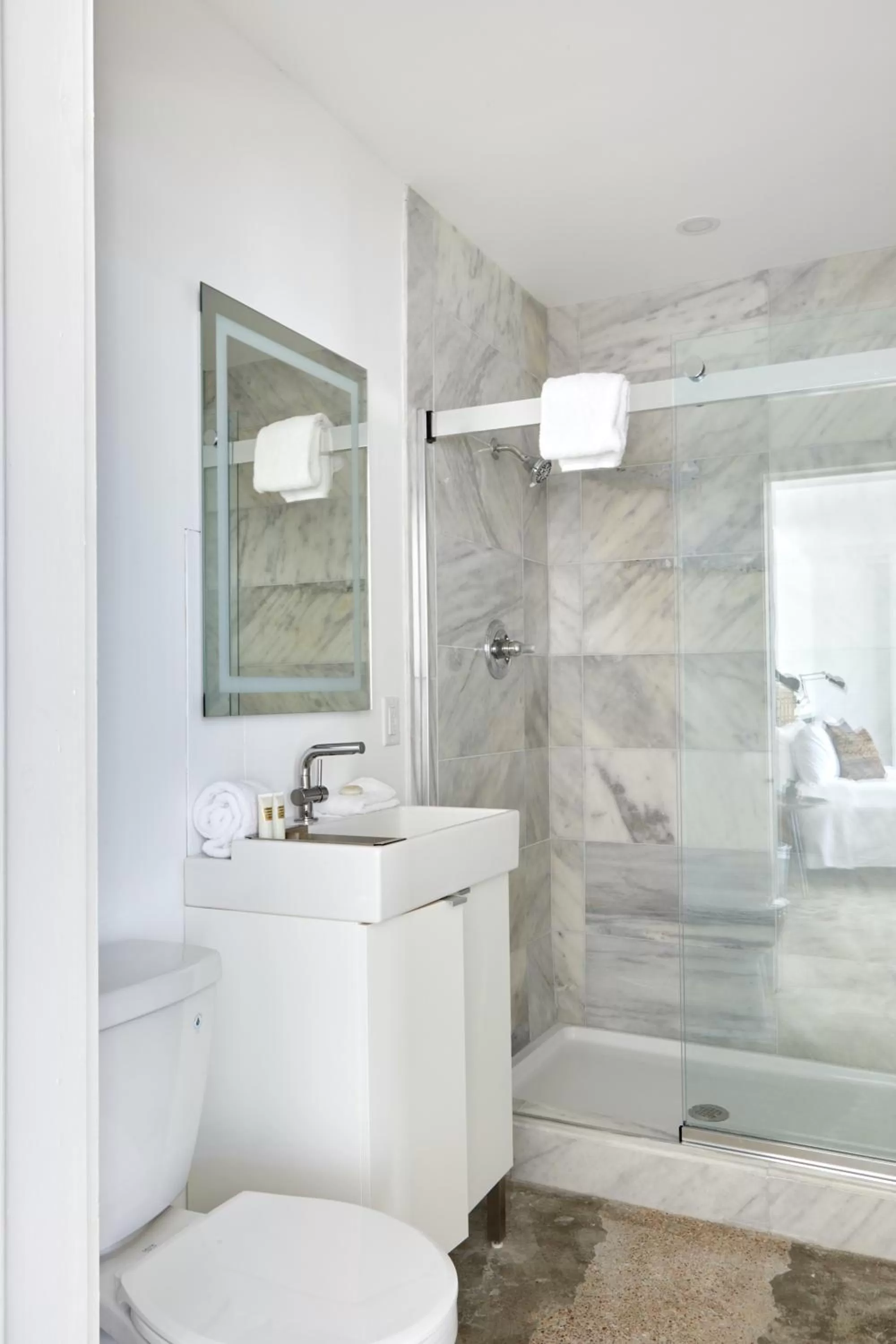 Living room, Bathroom in Sonder at Par L'Eau