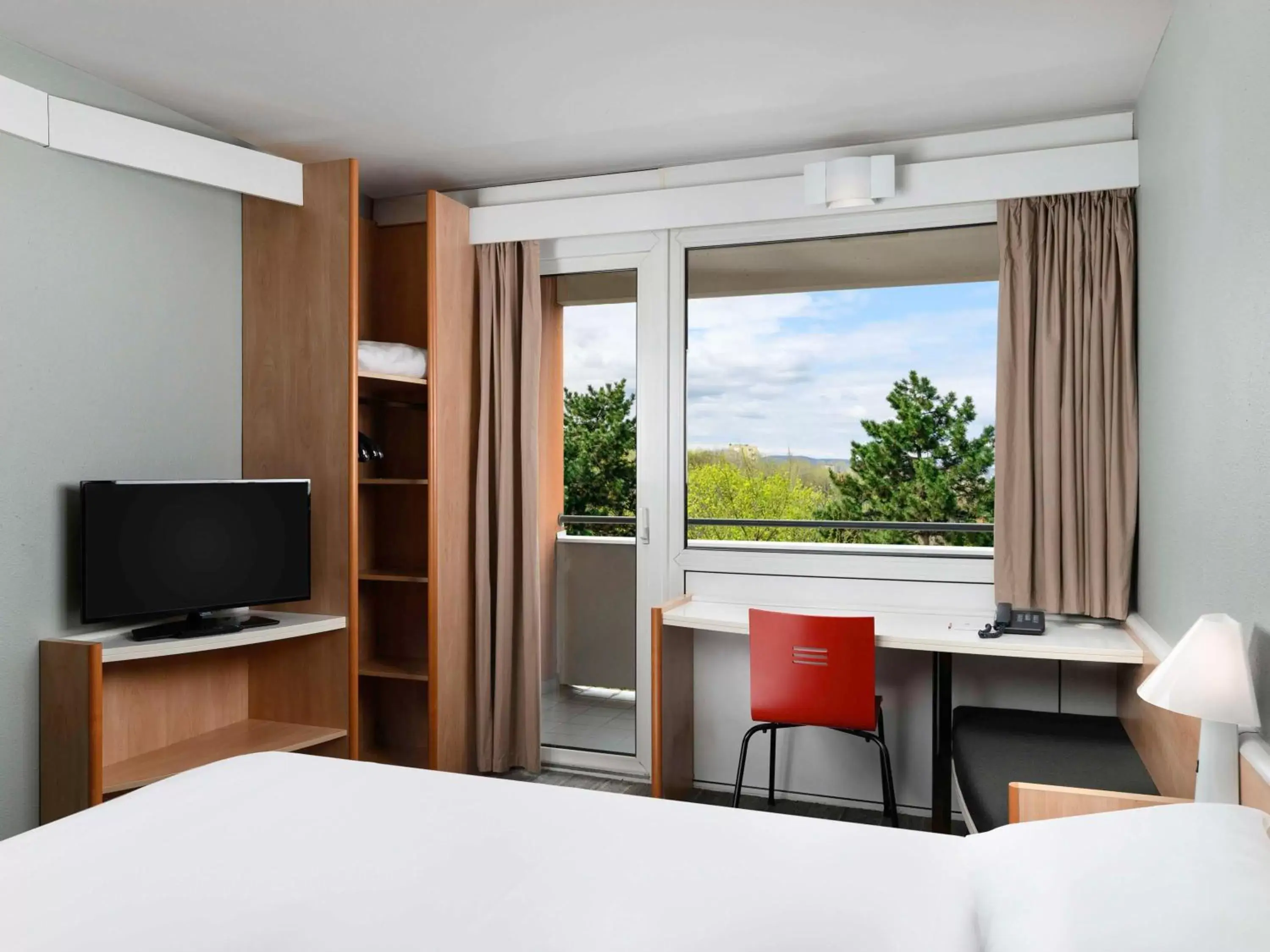 Bedroom, TV/Entertainment Center in Ibis Budapest Citysouth