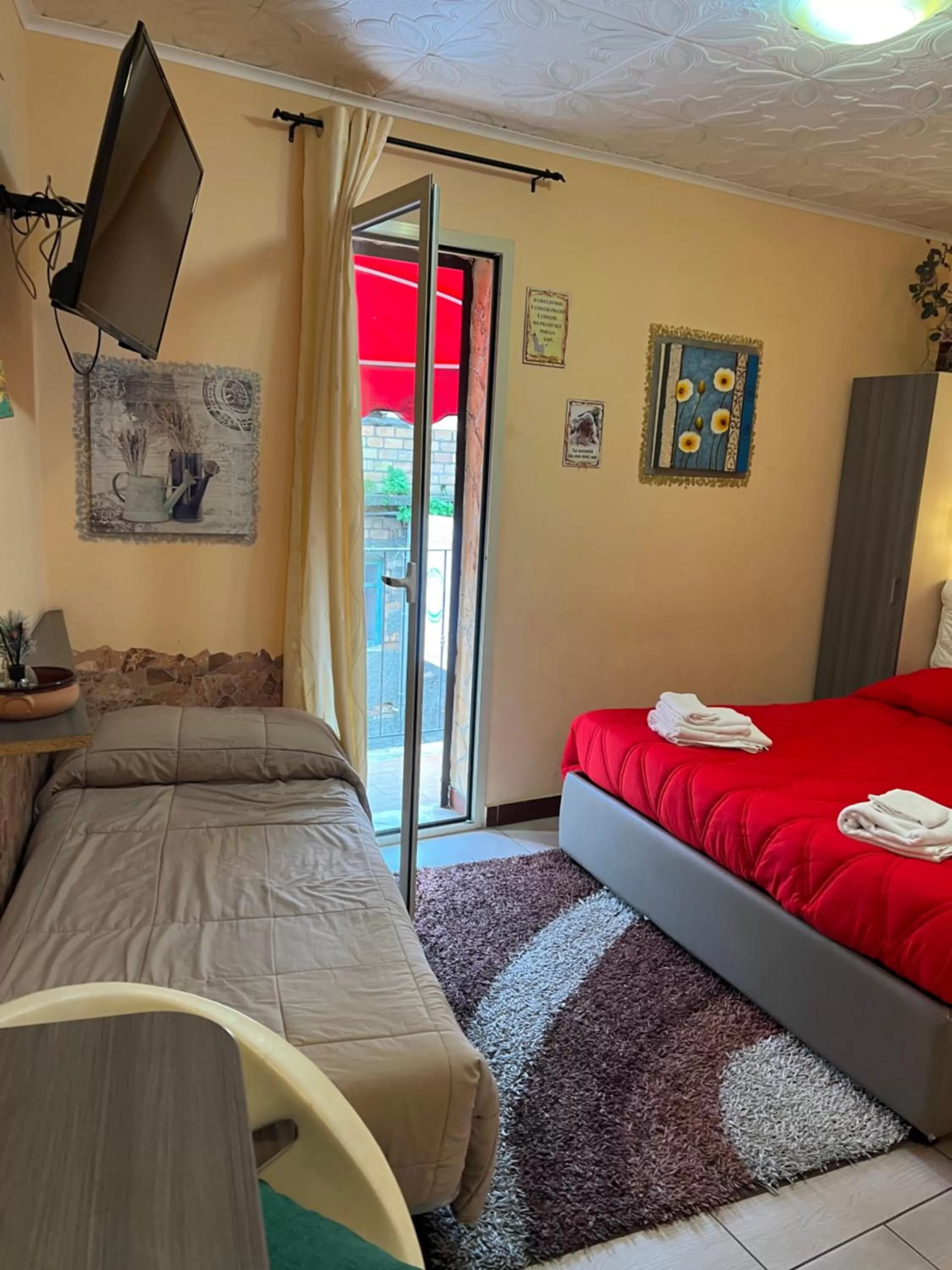 Photo of the whole room, Bed in Golden Dreams B&B