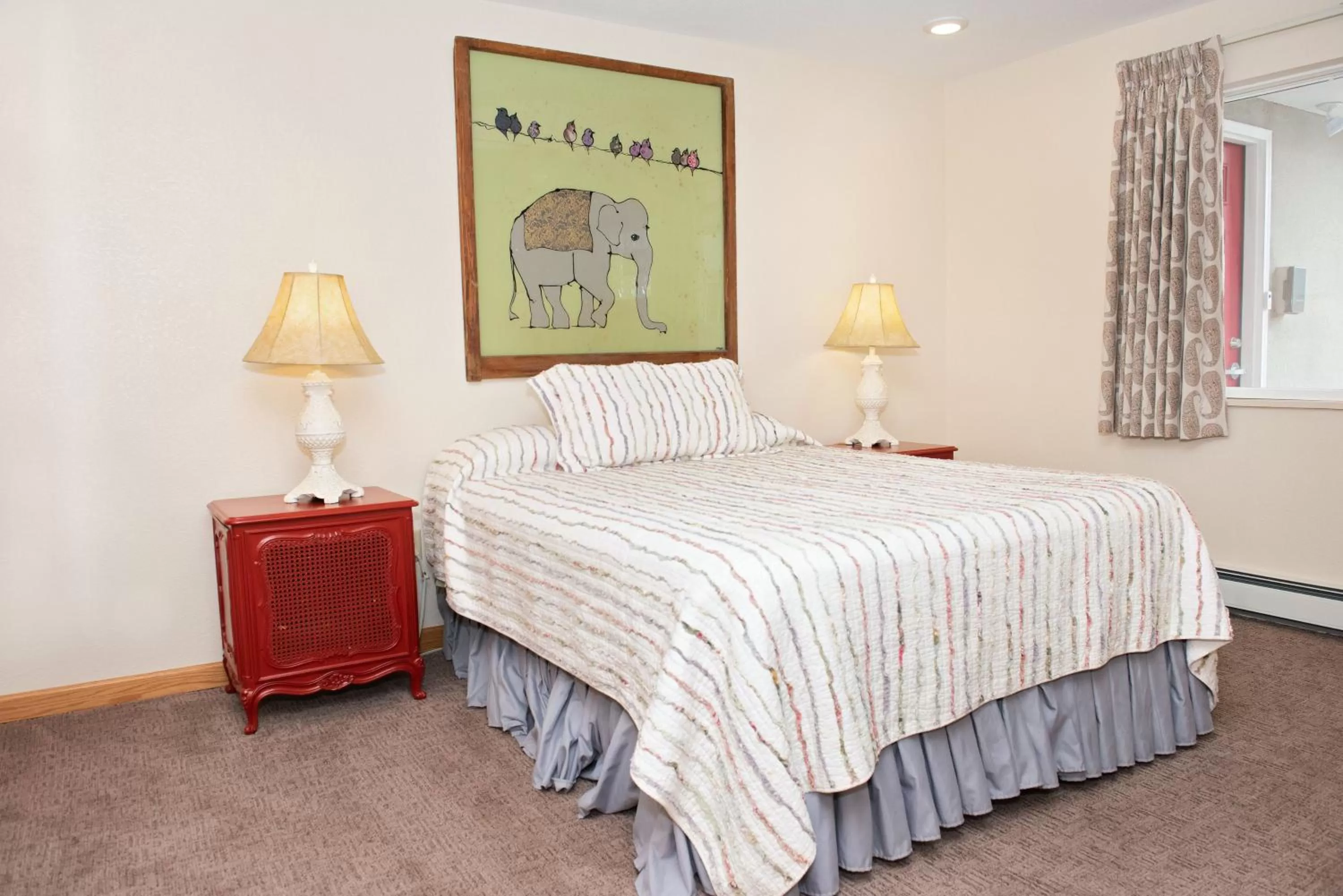 Bedroom, Bed in Red Wing Motel