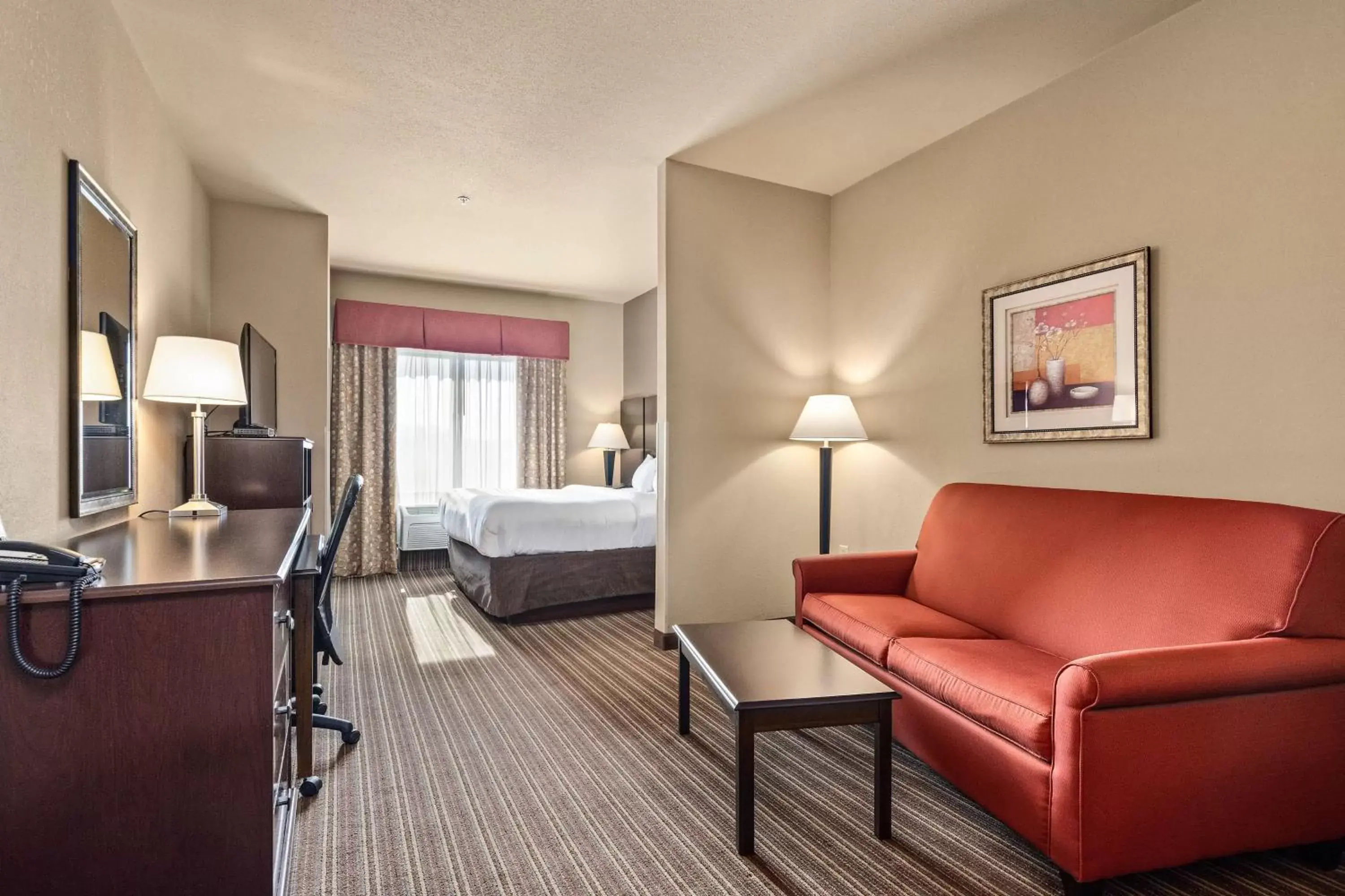 Photo of the whole room, Seating Area in SureStay Plus Hotel By Best Western Portland Route 52 West