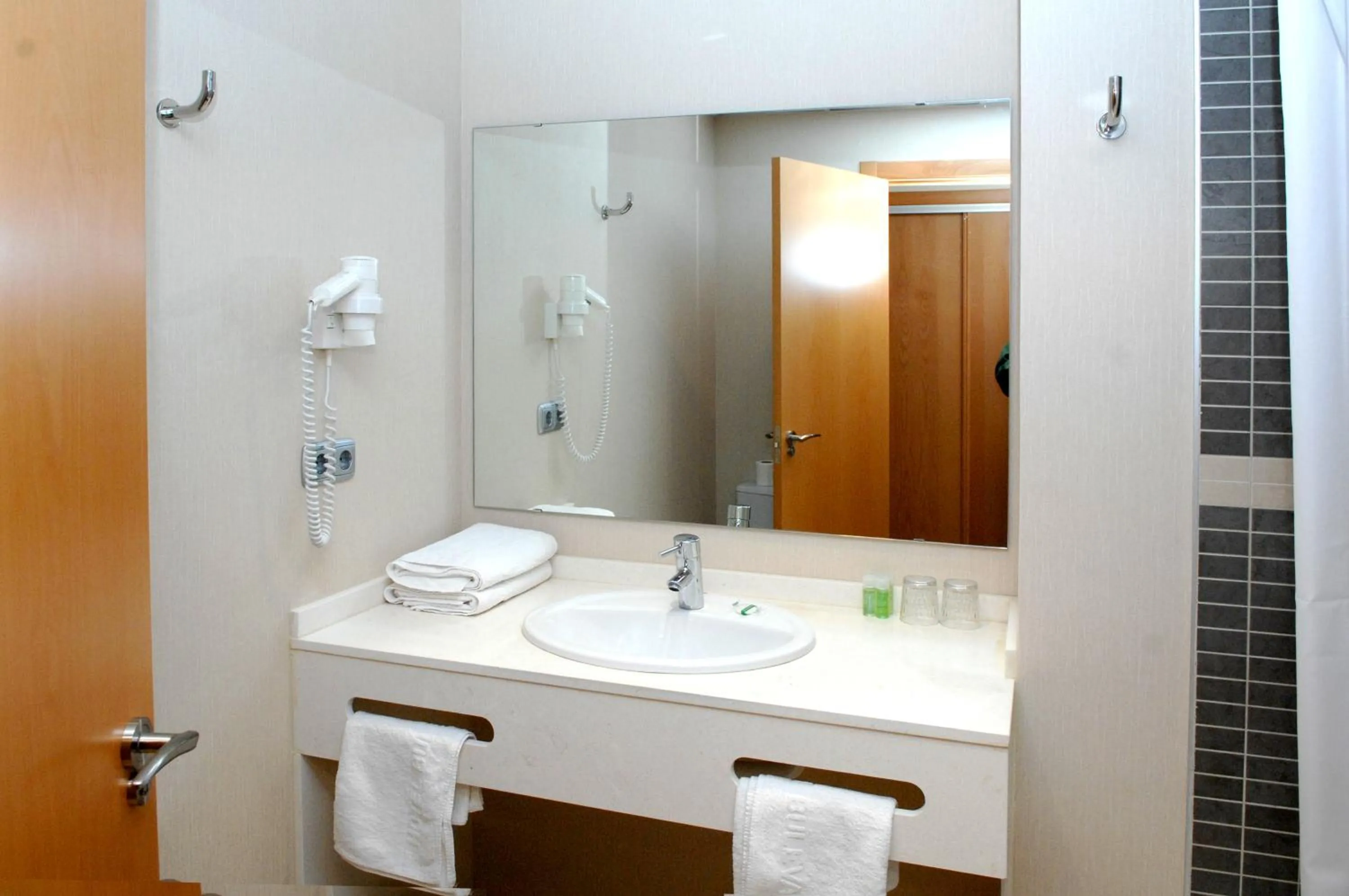 Twin Room (2 Adults + 1 Child) in Hotel Bulevard