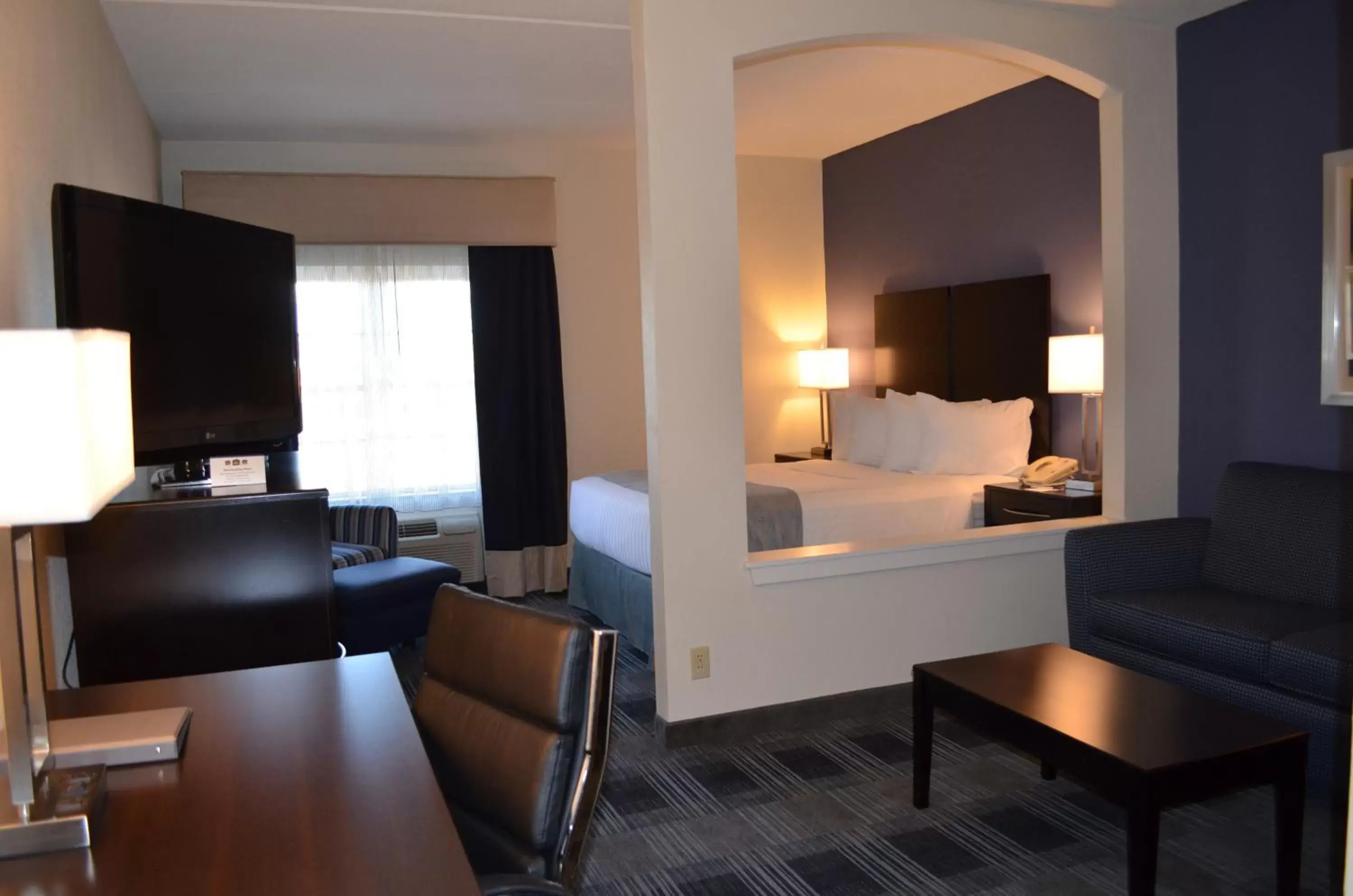 Bed, TV/Entertainment Center in Best Western Hartford Hotel and Suites
