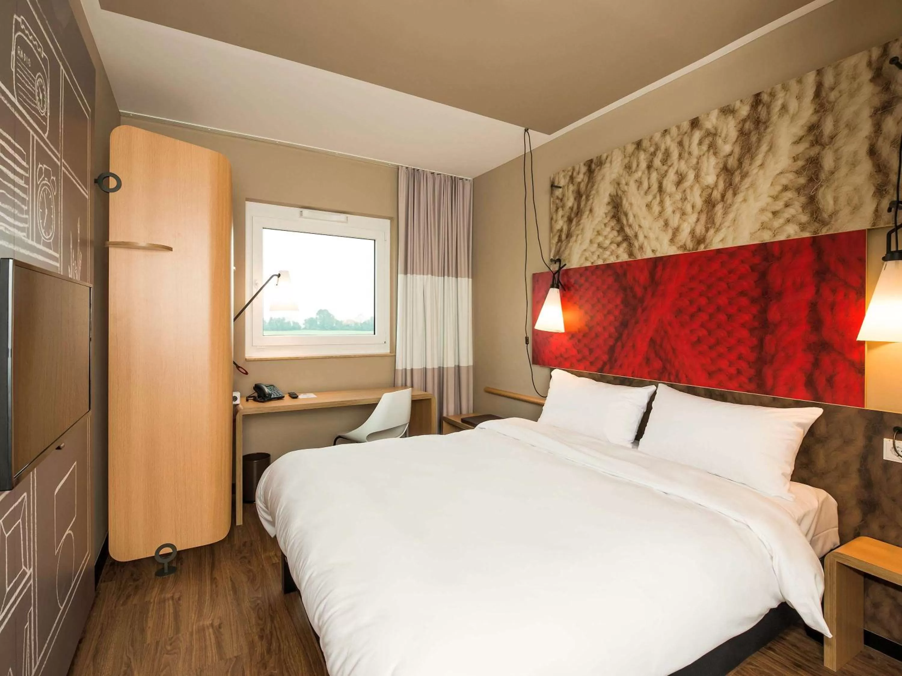 Photo of the whole room, Bed in Ibis München Airport Süd
