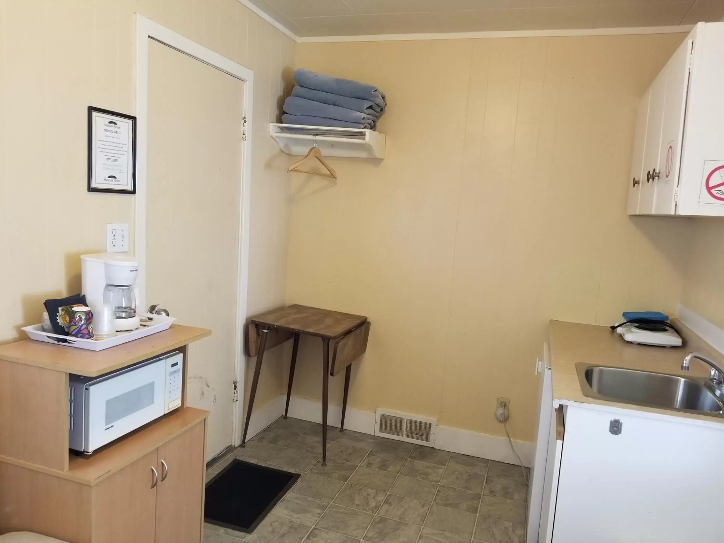 Kitchen/Kitchenette in Melsask Motel