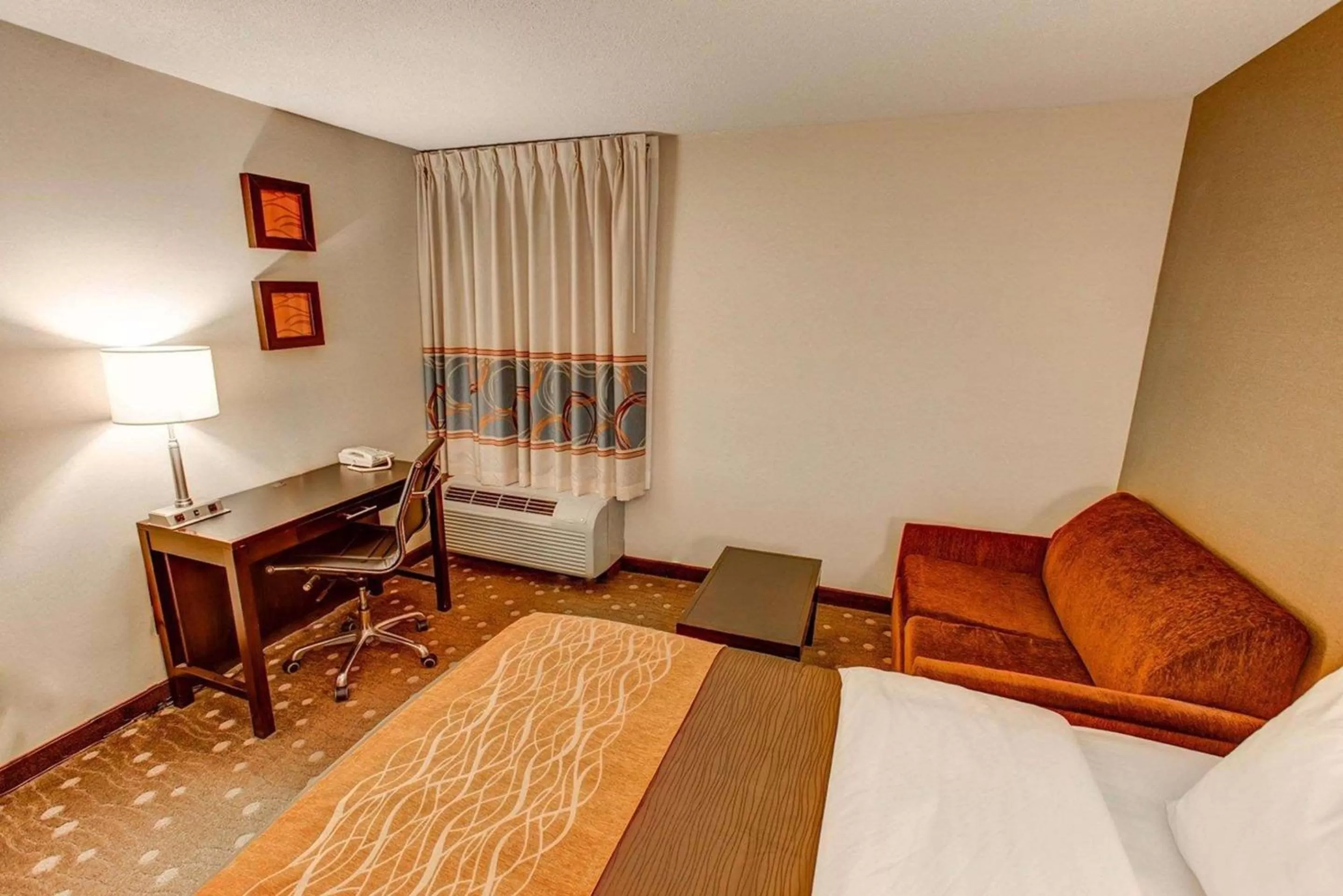 Photo of the whole room, Bed in Comfort Inn Pittsburgh Crafton