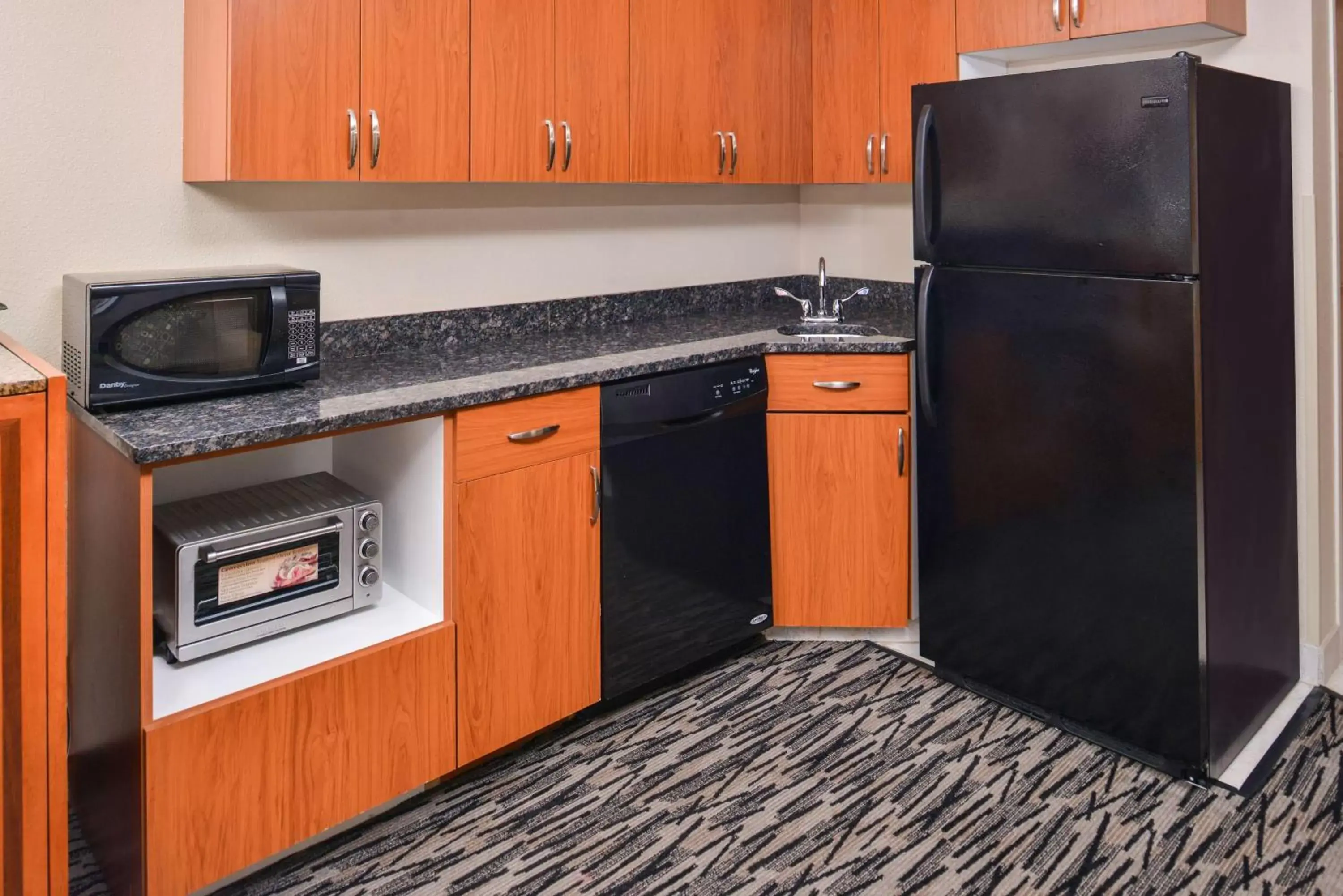 Photo of the whole room, Kitchen/Kitchenette in Best Western PLUS Mountain View Auburn Inn