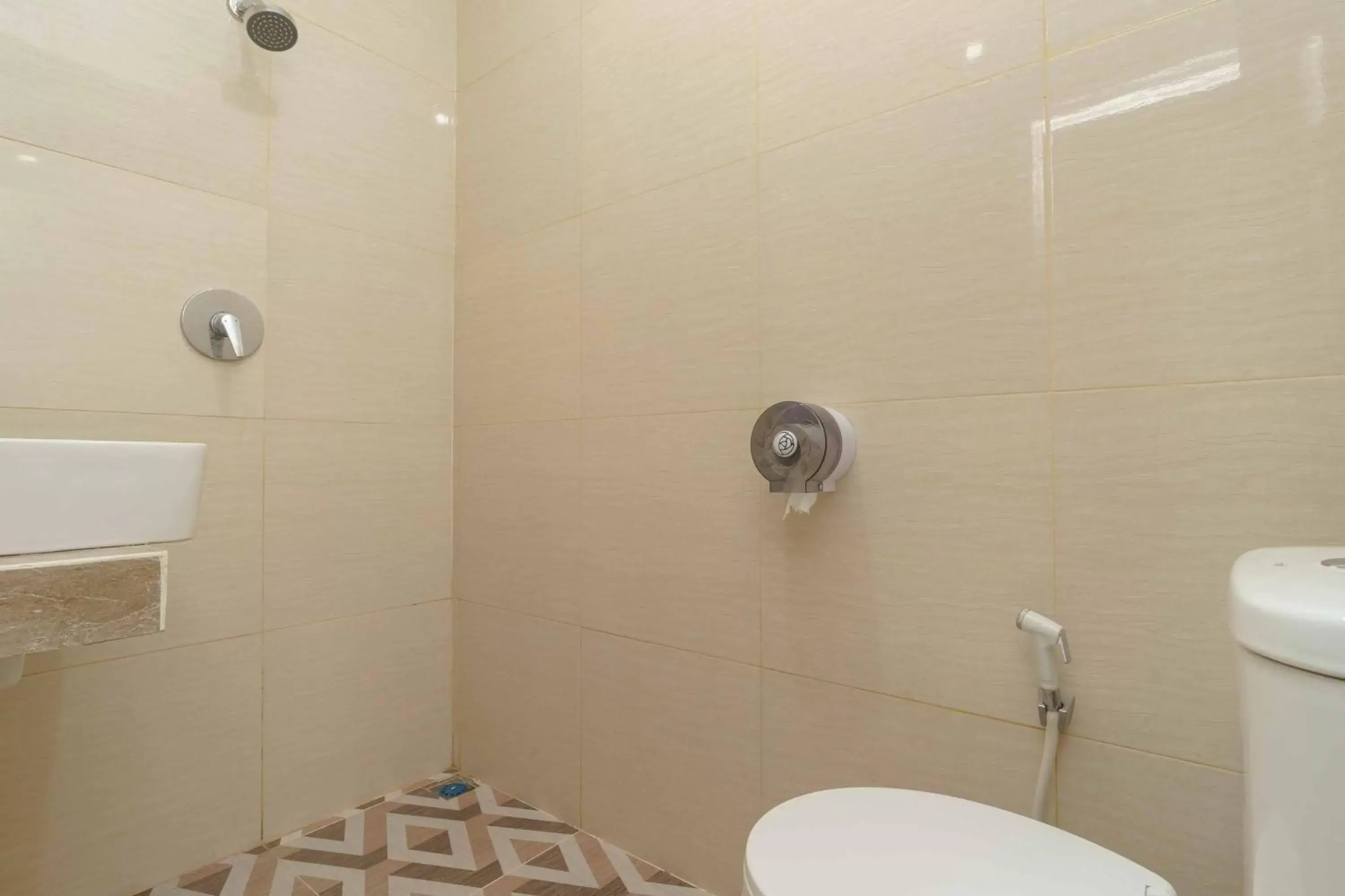 Bathroom in RedDoorz Plus near Eka Hospital BSD 5