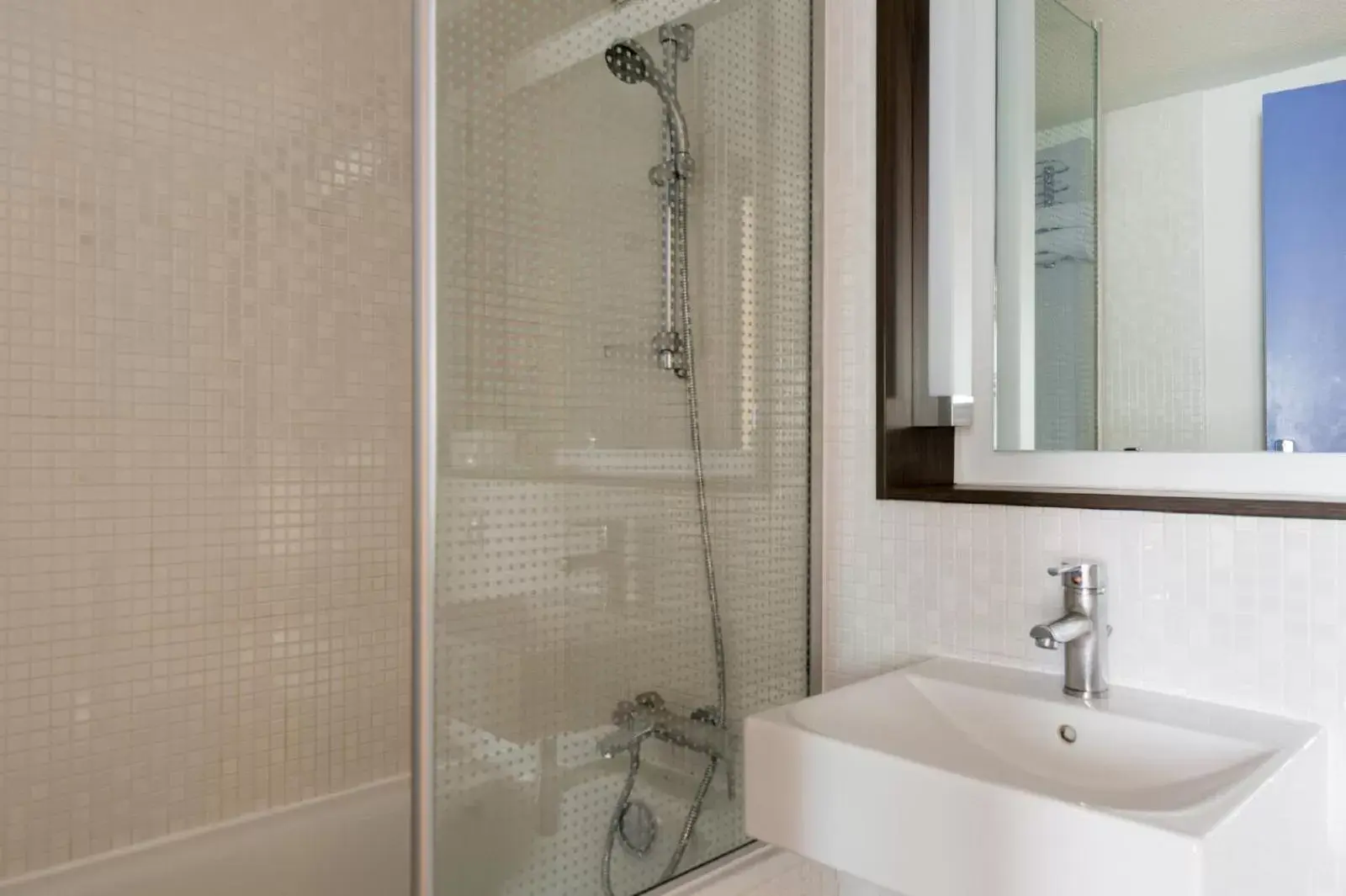 Shower, Bathroom in The Originals City, Hôtel Le Gayant, Douai (Inter-Hotel)