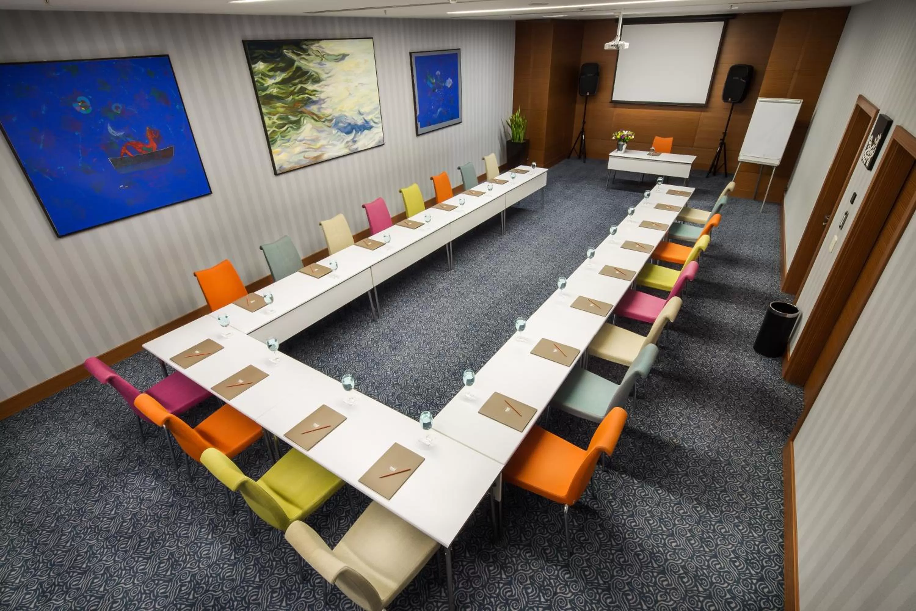 TV and multimedia in Midtown Hotel