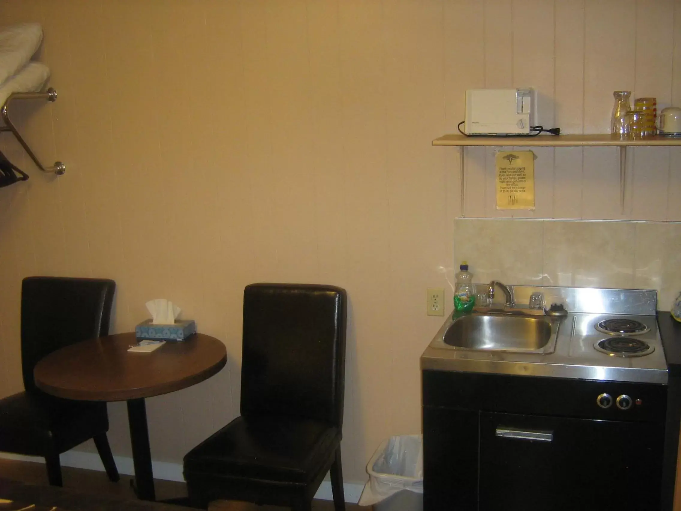 Kitchen or kitchenette, Kitchen/Kitchenette in Parkway Motel & European Lodges